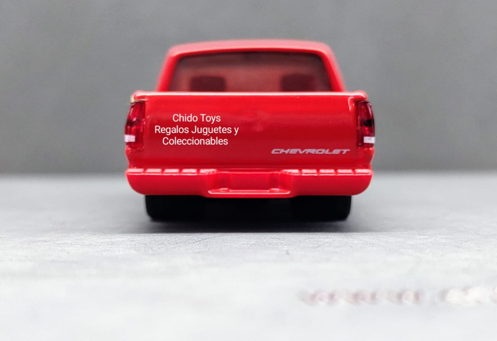 Auto a escala marca M2, 1992 Chevrolet C1500 SS454 Red - Chido Toys