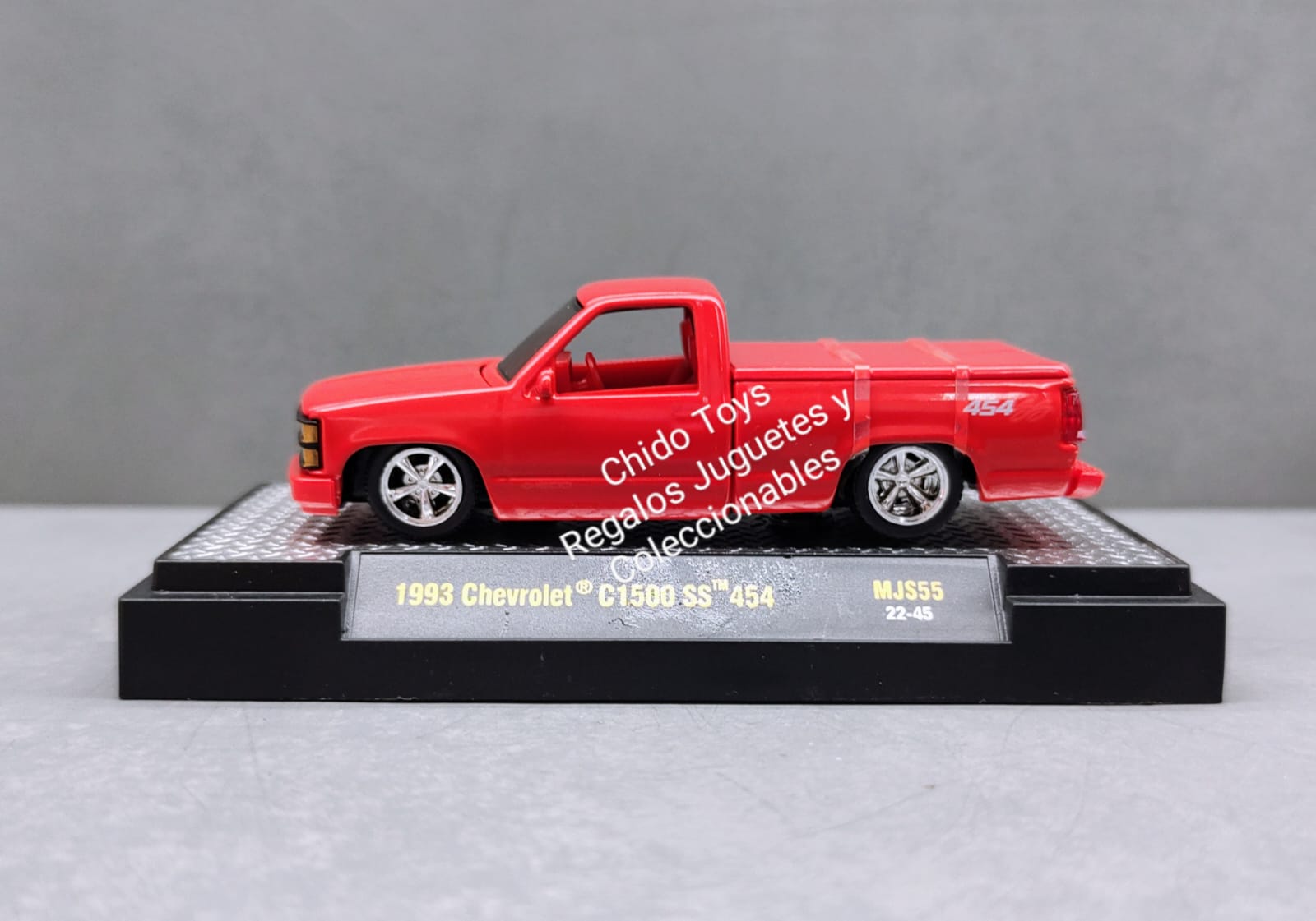 Auto a escala marca M2, 1992 Chevrolet C1500 SS454 Red - Chido Toys