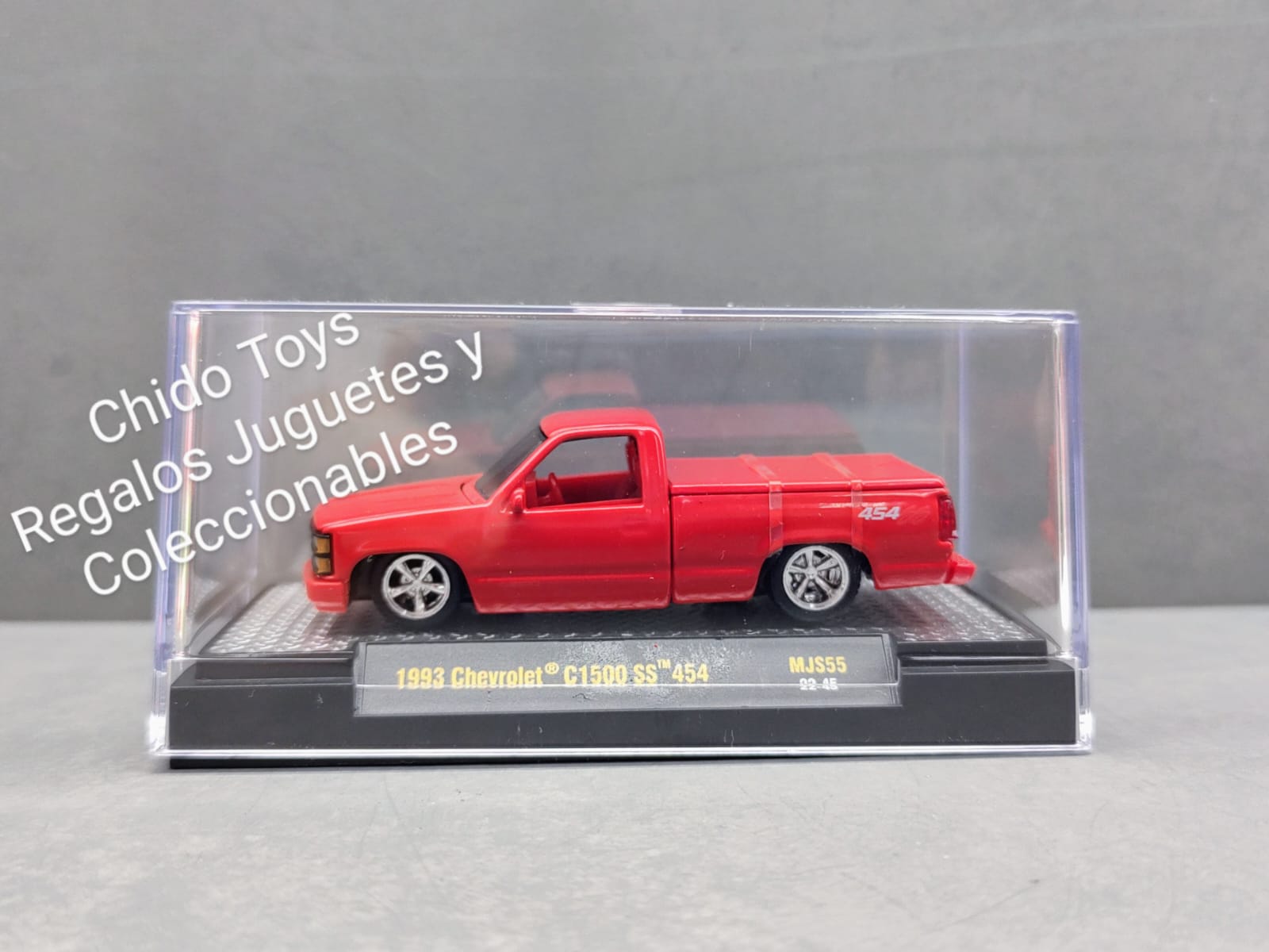 Auto a escala marca M2, 1992 Chevrolet C1500 SS454 Red - Chido Toys