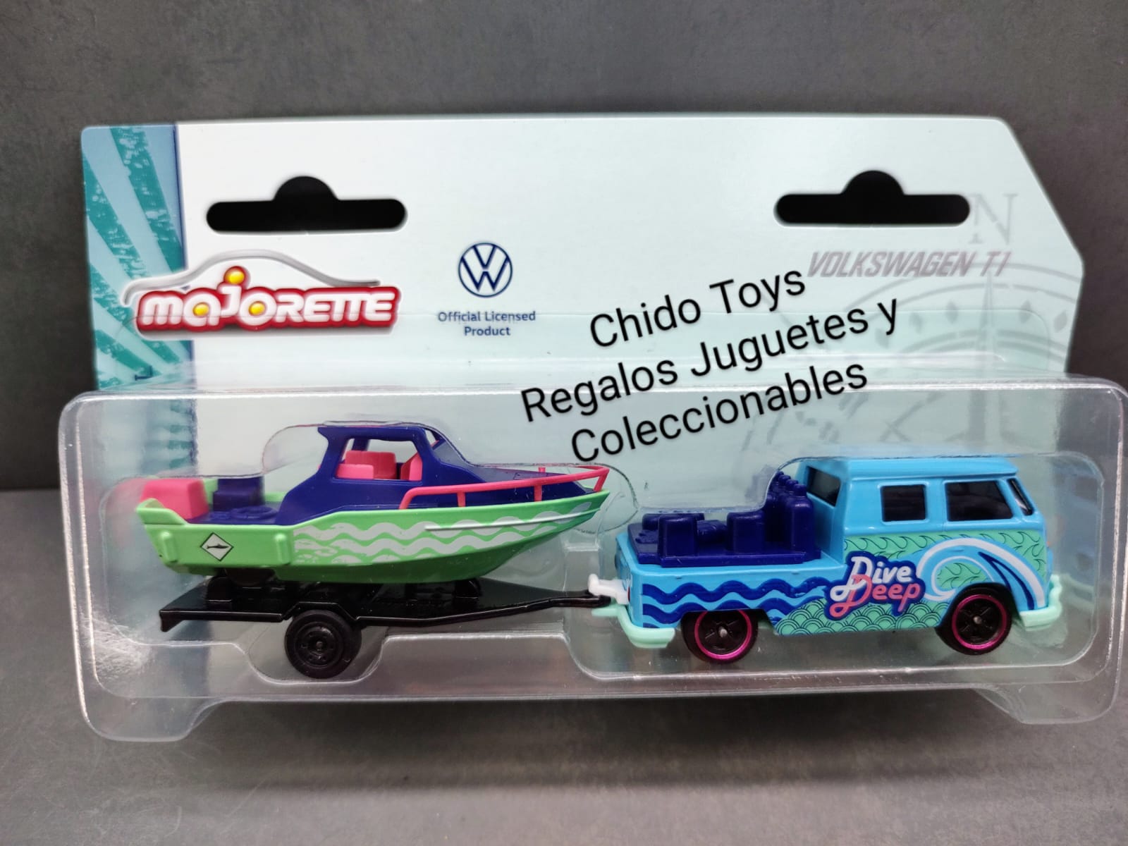 Majorette VW T1 con lancha y remolque en escala 1:64, diseño Dive Deep en azul. Set temático listo para exhibir o coleccionar.
