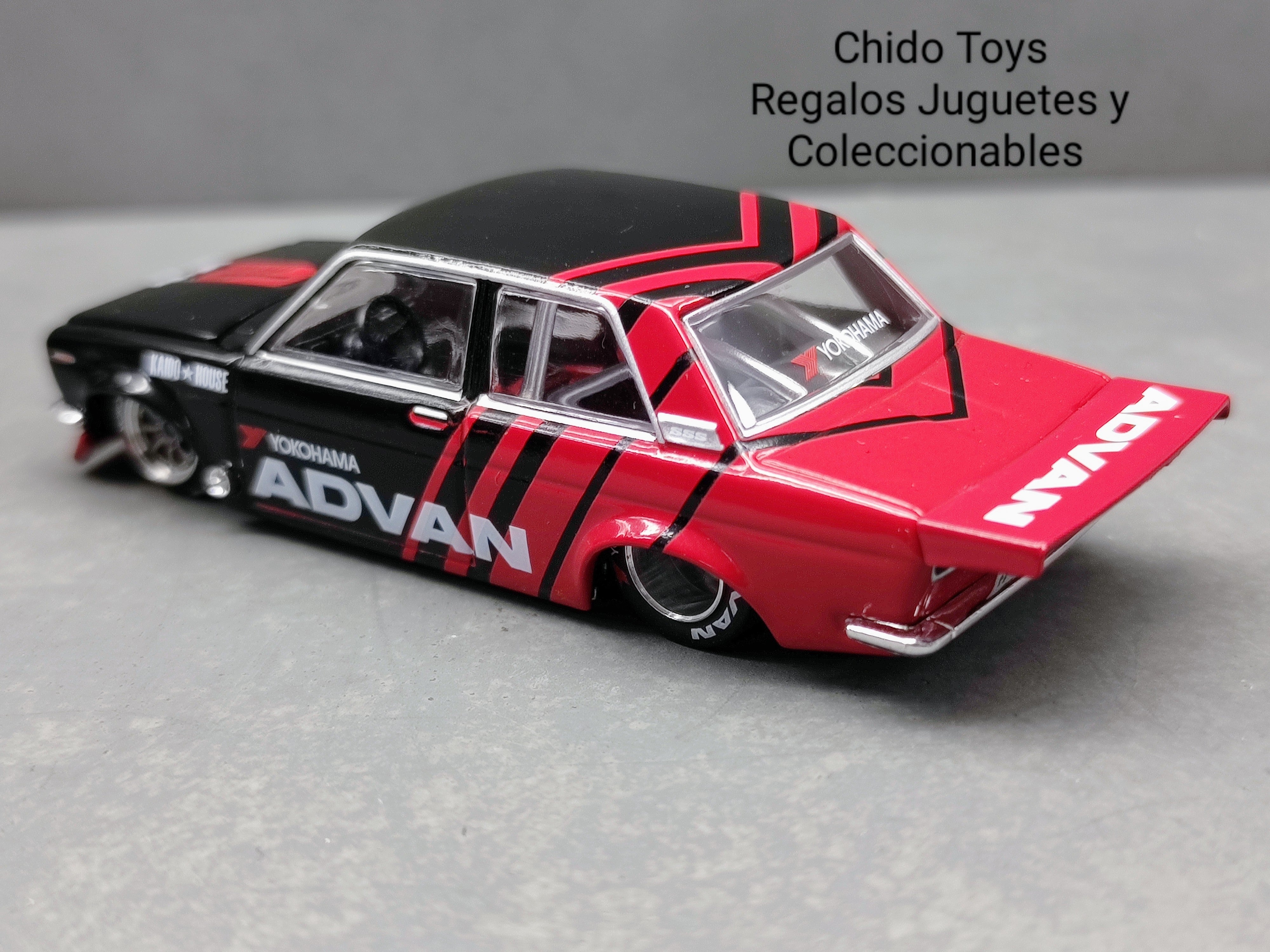 Auto a escala marca Mini GT; Datsun 510 Pro Street Advan Yokohama Edición Limitada - Chido Toys