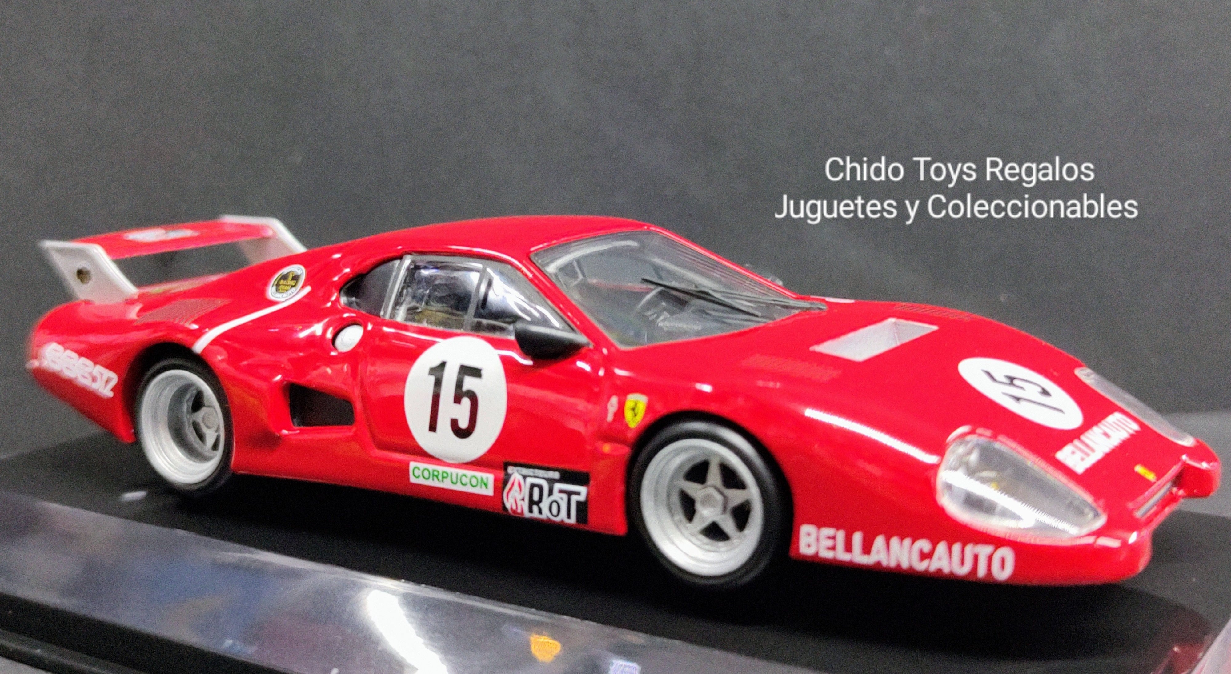 Bburago Ferrari 512 BB Monza 1981 1:43 con Capelo Acrílico - Chido Toys