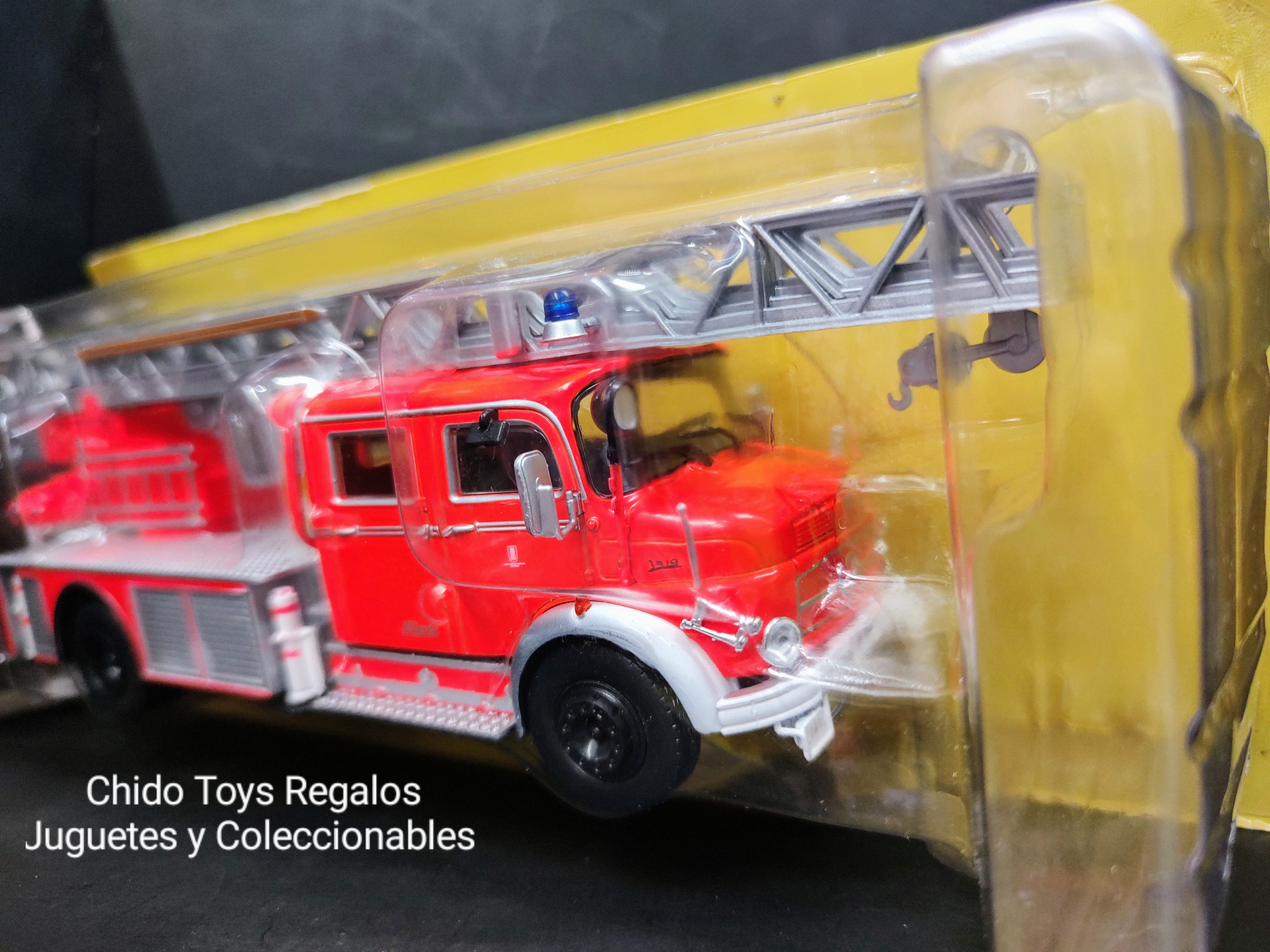 Camión Bombero a escala marca Edicola, modelo Mercedes Benz - L1519 DLK30, Metz 1966, edad 14+ (Camiones de Bomberos del Mundo) - Chido Toys