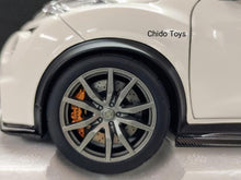 Cargar imagen en el visor de la galería, Auto a escala marca Autoart, modelo Juke R 2.0, edad 14+, color blanco
