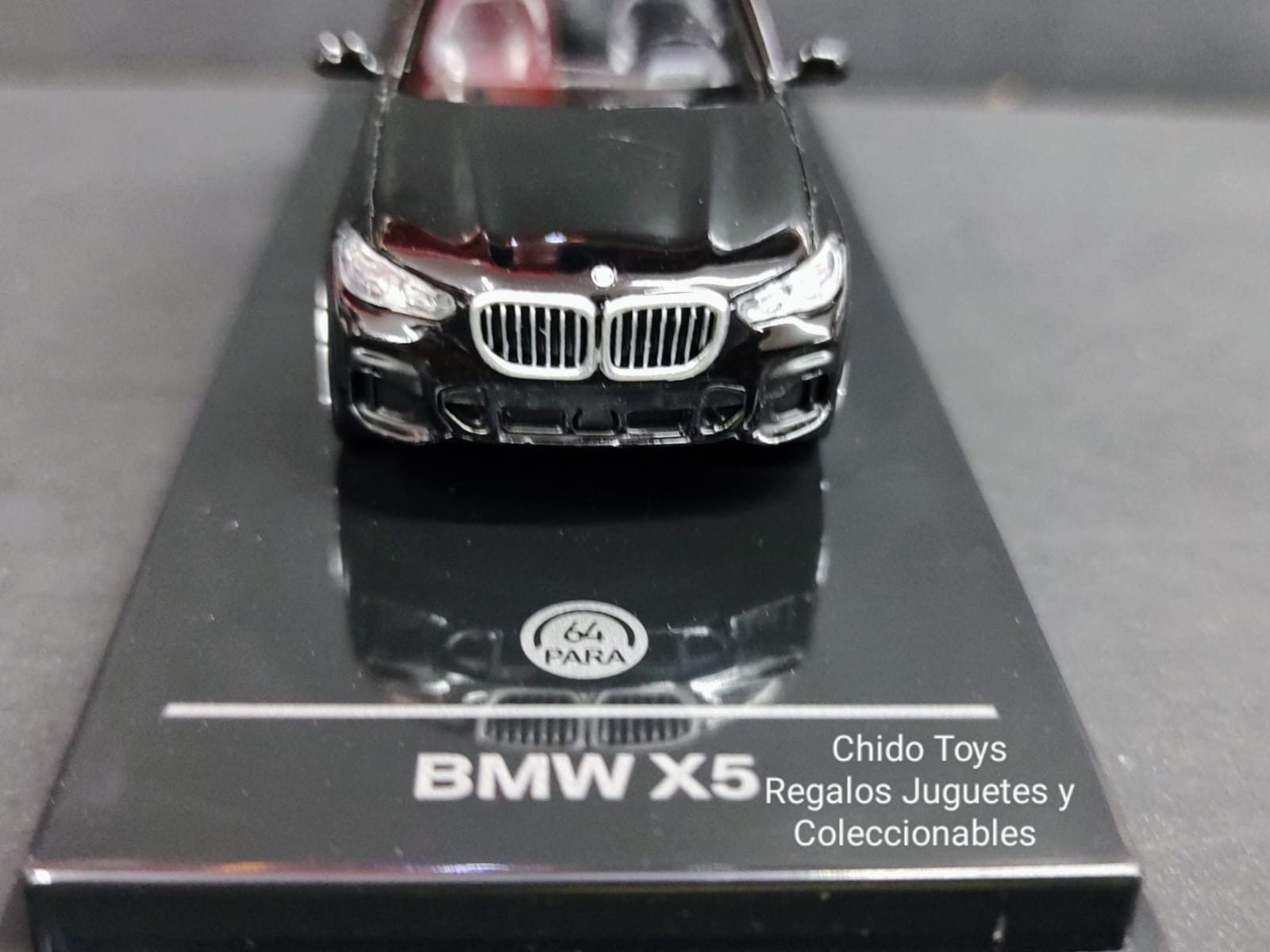 Para 64 BMW X5 1:64 negro con base display - Chido Toys