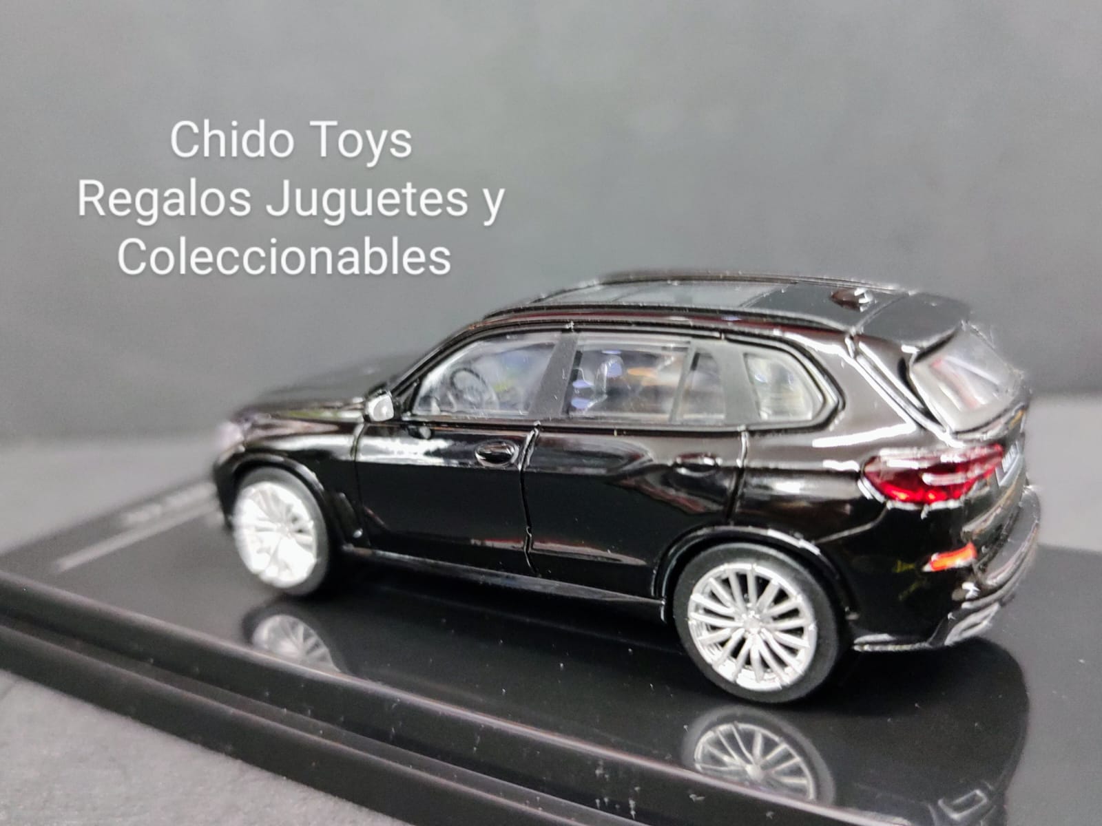 Para 64 BMW X5 1:64 negro con base display - Chido Toys