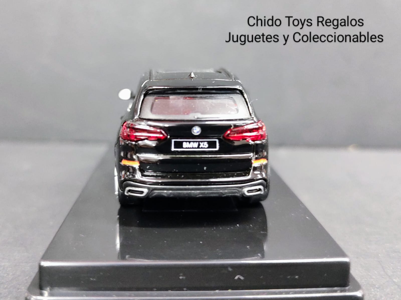 Para 64 BMW X5 1:64 negro con base display - Chido Toys