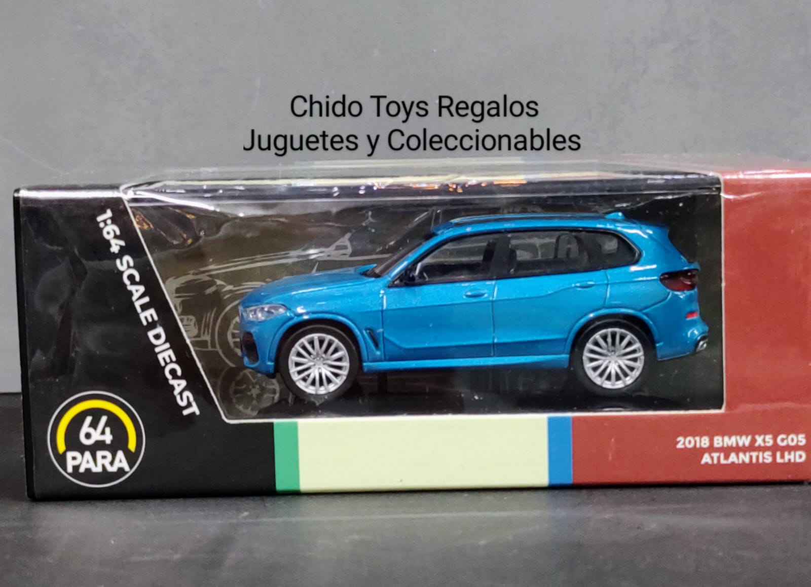 Para 64 BMW X5 G05 2018 1:64 azul Atlantis con base display - Chido Toys