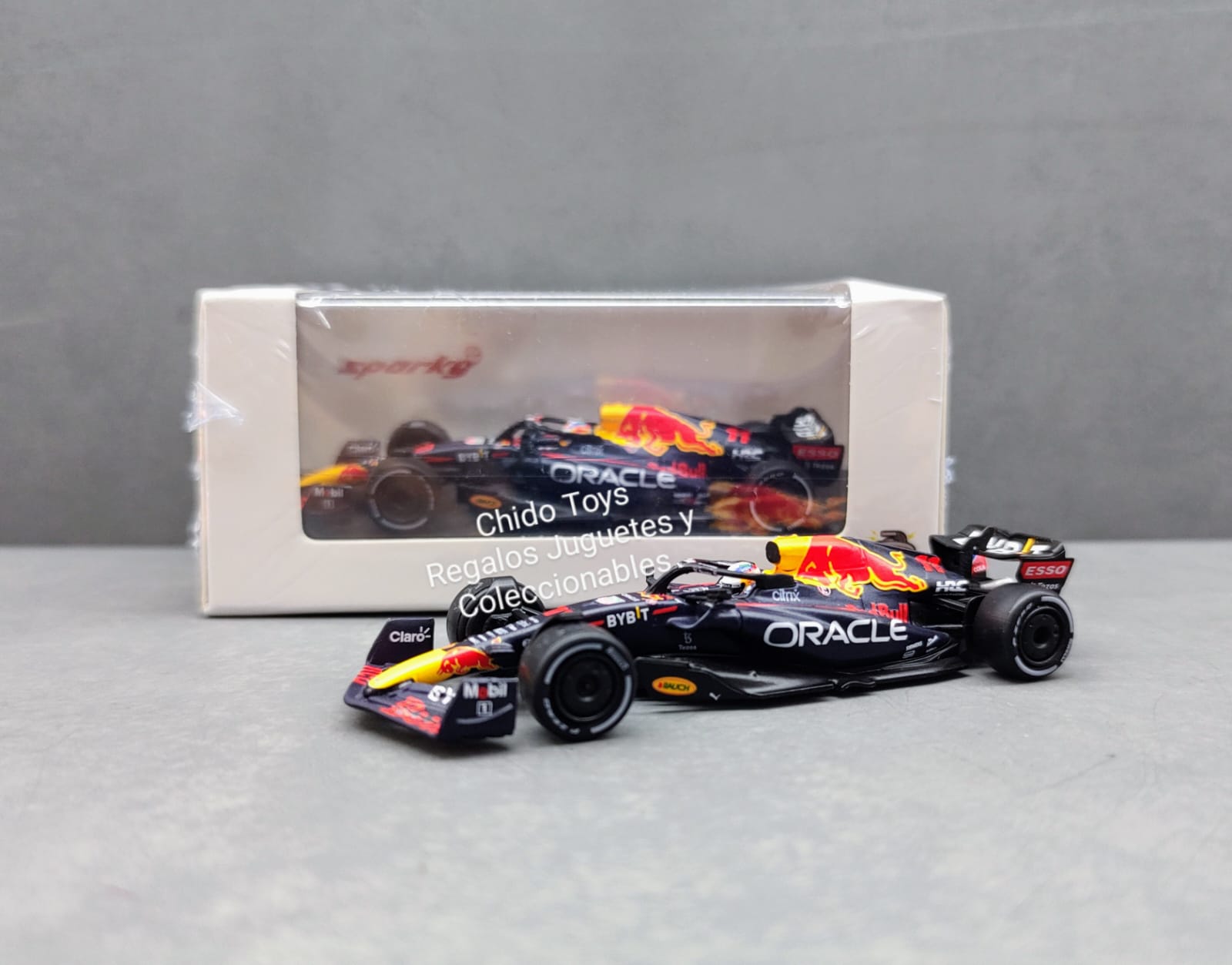 Sparky Oracle Red Bull Racing RB18 No.11 Checo Pérez 1:64 F1 2022 - Chido Toys