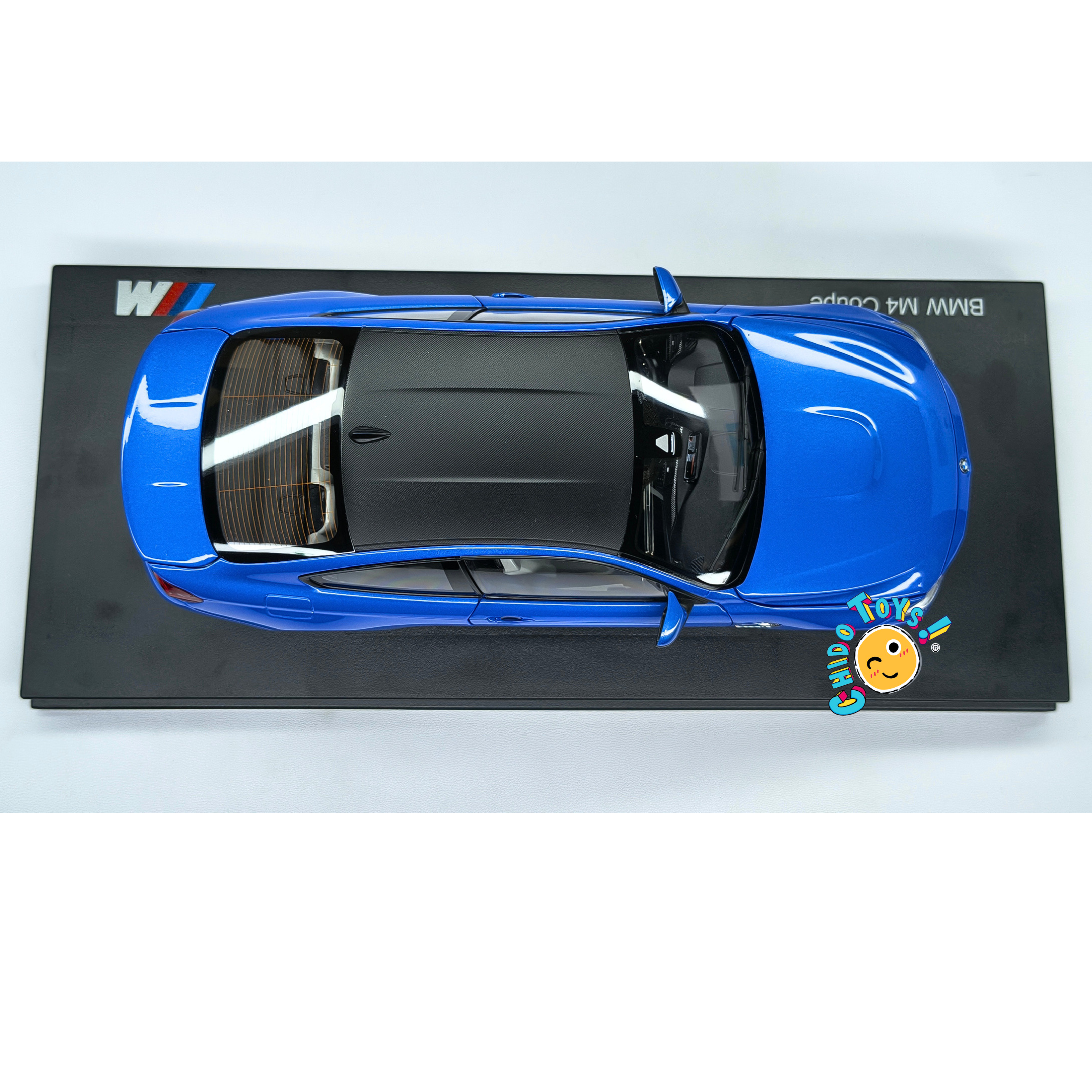 BMW M4 Coupé F82 Dealer Edition Paragon 1:18 Yas Marina Blue con apertura total