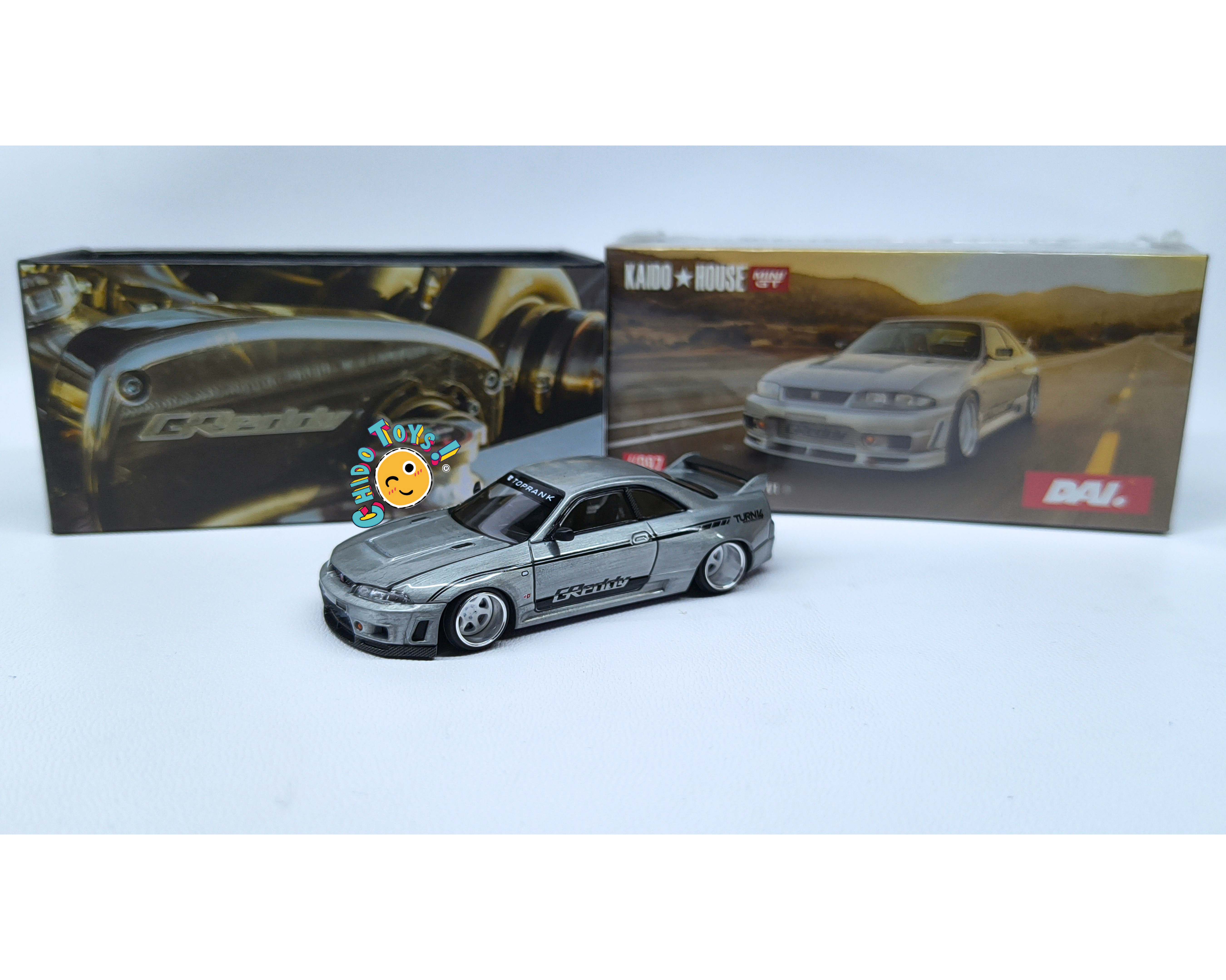 Kaido House Nissan Skyline GT-R R33 CHASE 1:64 gris metal expuesto con cofre abatible y rines de aluminio con llantas de goma