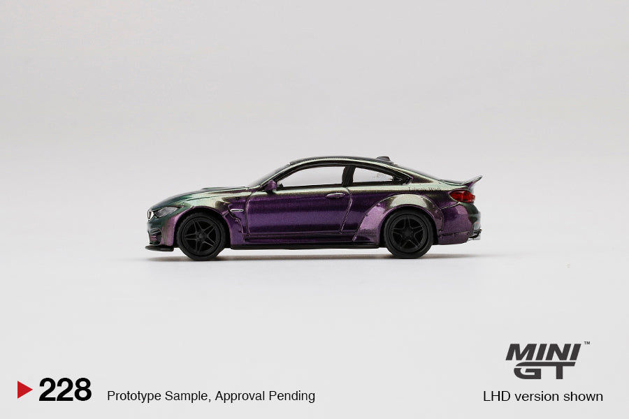 Mini GT LBWK BMW M4 1:64 Purple Green Metallic con carrocería de metal, llantas de goma y caja display