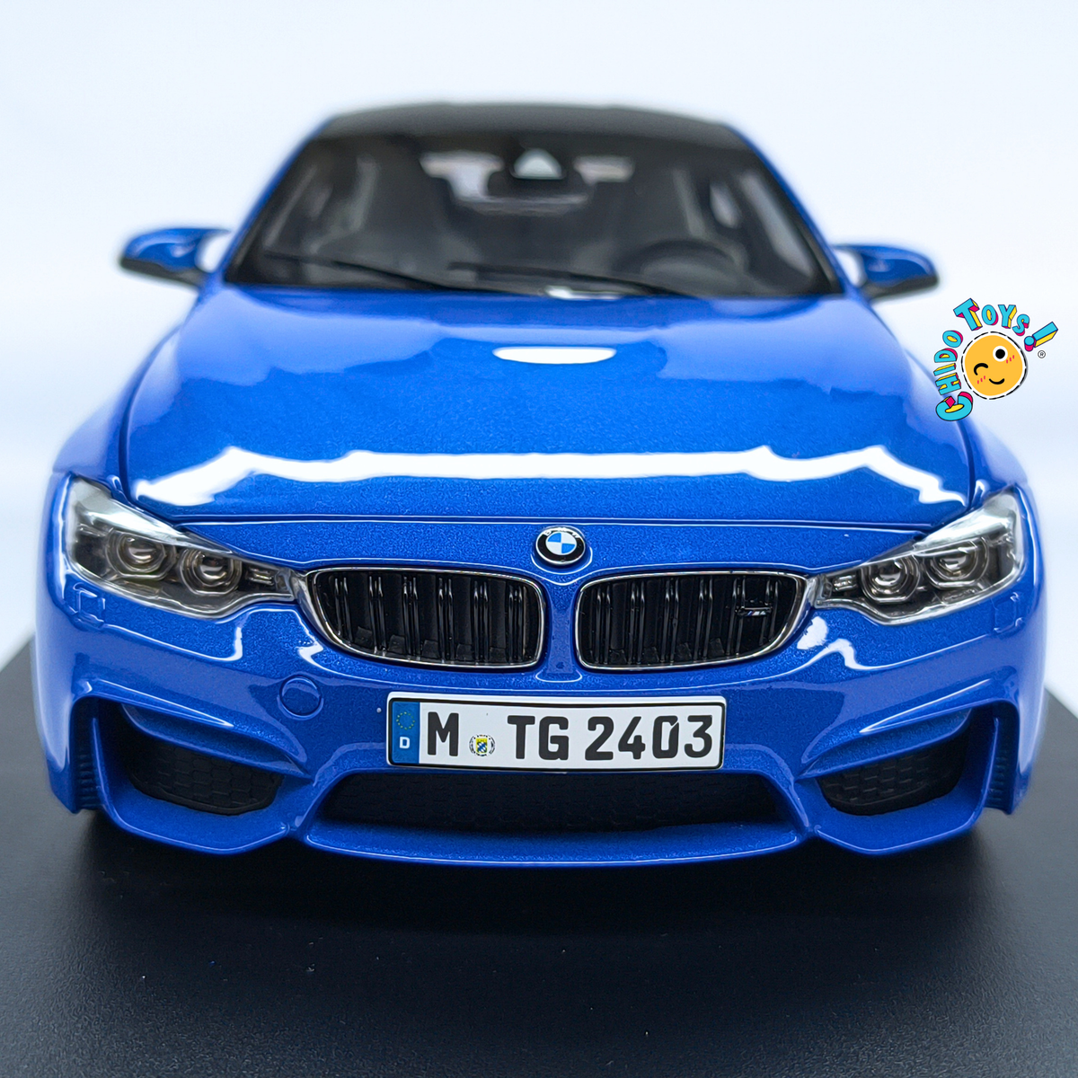 BMW M4 Coupé F82 Dealer Edition Paragon 1:18 Yas Marina Blue con apertura total