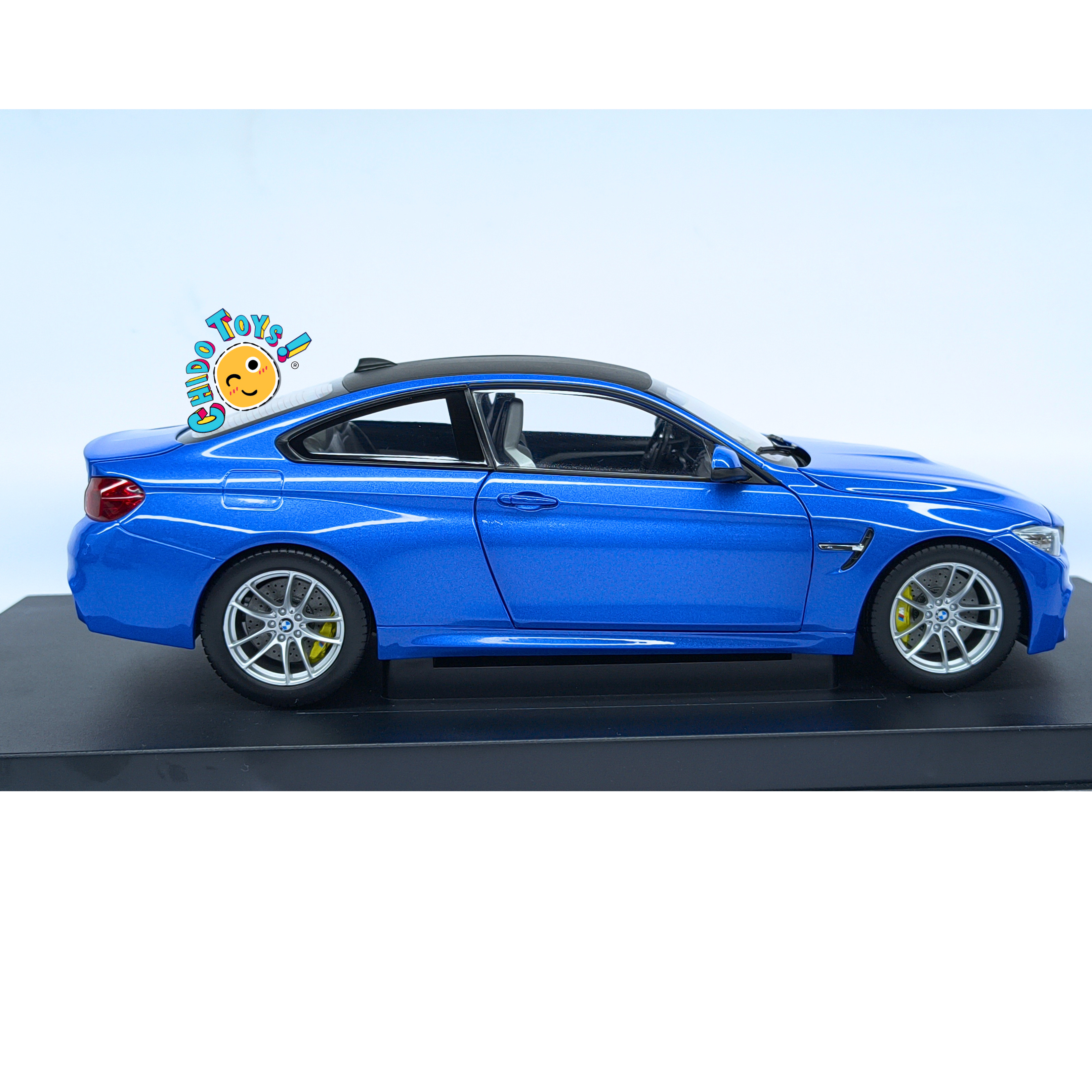 BMW M4 Coupé F82 Dealer Edition Paragon 1:18 Yas Marina Blue con apertura total