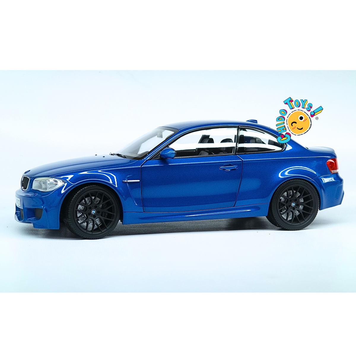 BMW 1M Coupé E82 Minichamps 1:18 Blue Metallic, diecast de edición limitada con puertas, suspensión y dirección funcionales.
