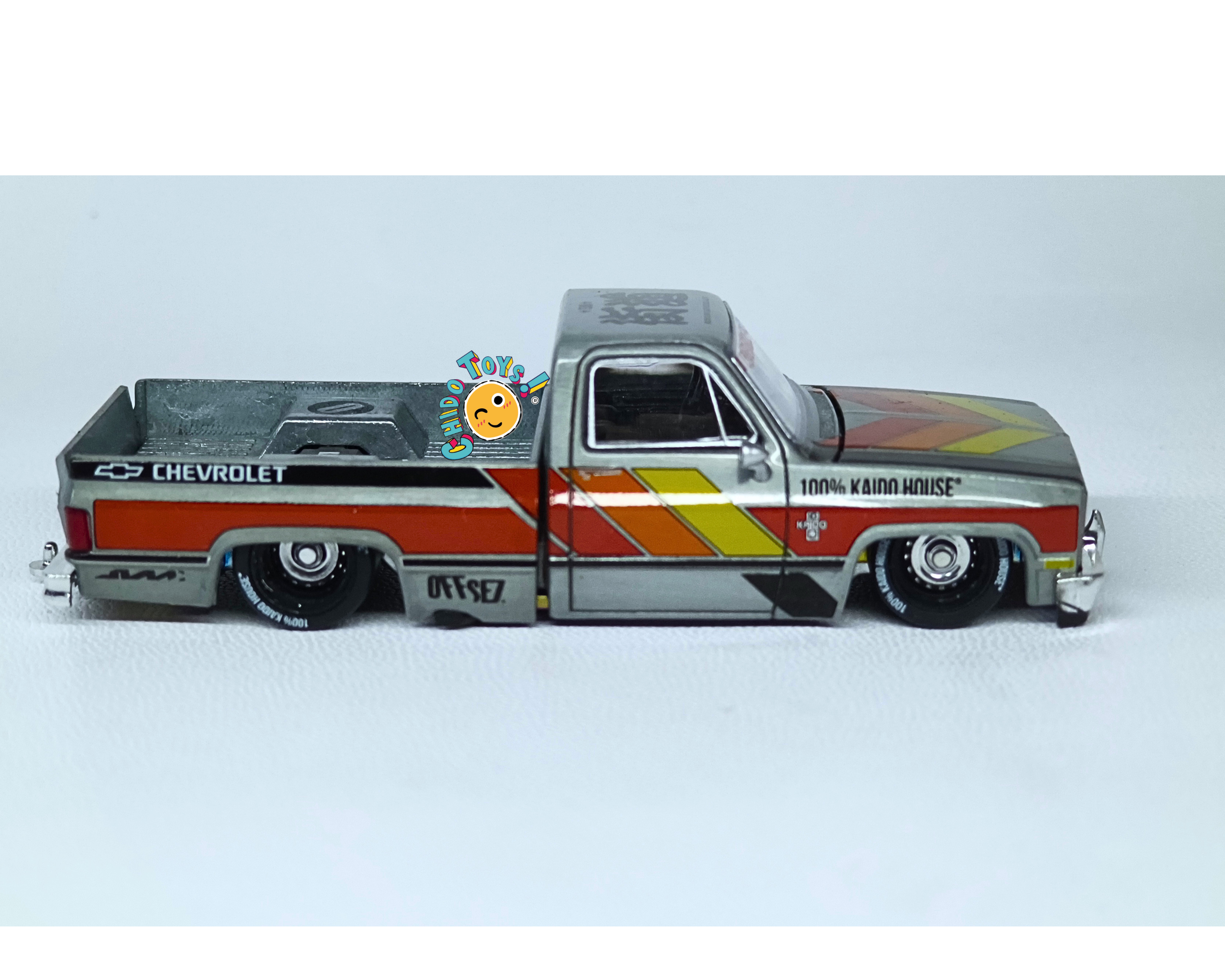 Kaido House Chevrolet Silverado Kaido Works V1 CHASE 1:64 metal expuesto con cofre y caja abatibles y llantas de goma
