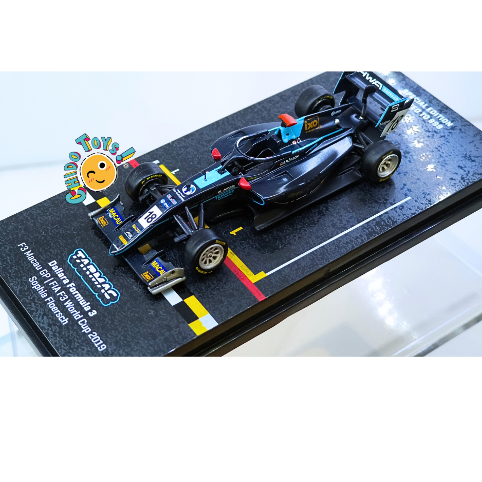 Tarmac Works Dallara F3 Macau GP 2019 Sophia Flörsch escala 1:64 con base de exhibición, capelo transparente y edición limitada.