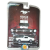 GreenLight Ford Mustang GT 1965 1:64 blanco, edición 50 Years de 2014 con chasis metálico, llantas de goma y rines clásicos.