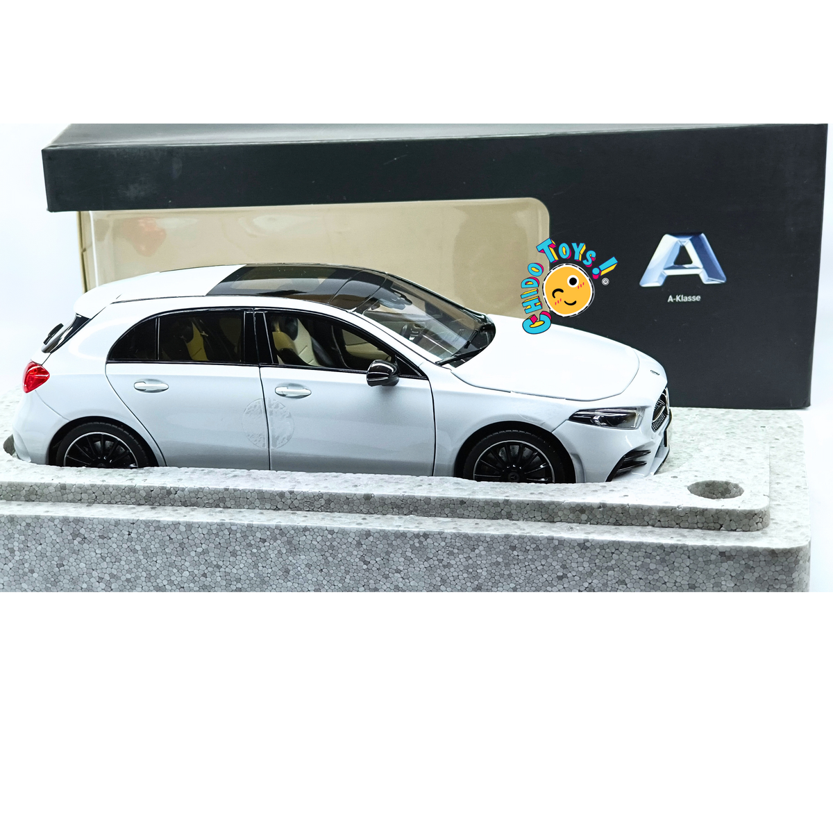 Mercedes-Benz Clase A W177 Norev 1:18 Digital White, con techo panorámico, apertura total y rines AMG negros.