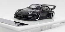 Cargar imagen en el visor de la galería, Auto a escala marca Aurora Model modelo Porsche RWB993 Carbón

