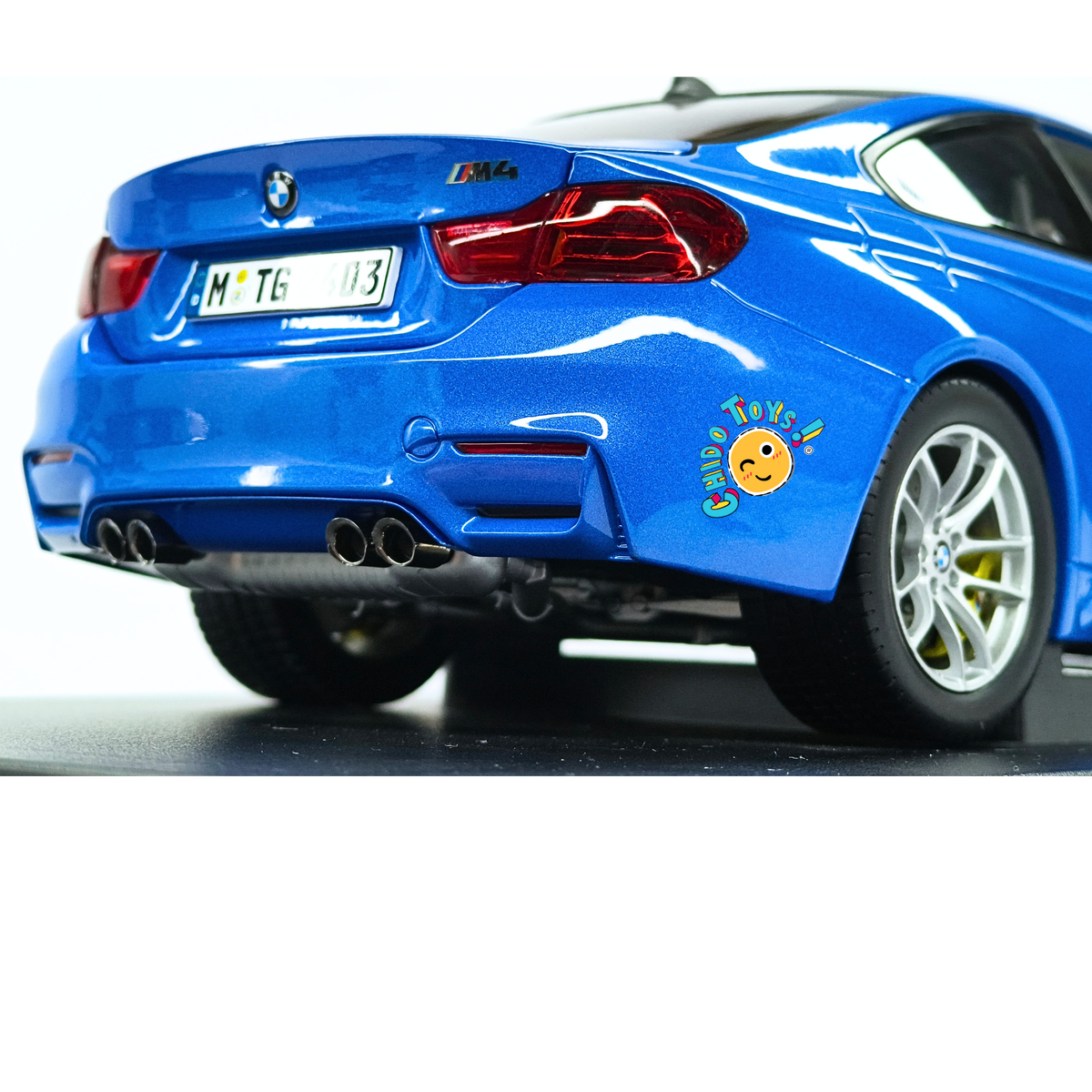 BMW M4 Coupé F82 Dealer Edition Paragon 1:18 Yas Marina Blue con apertura total