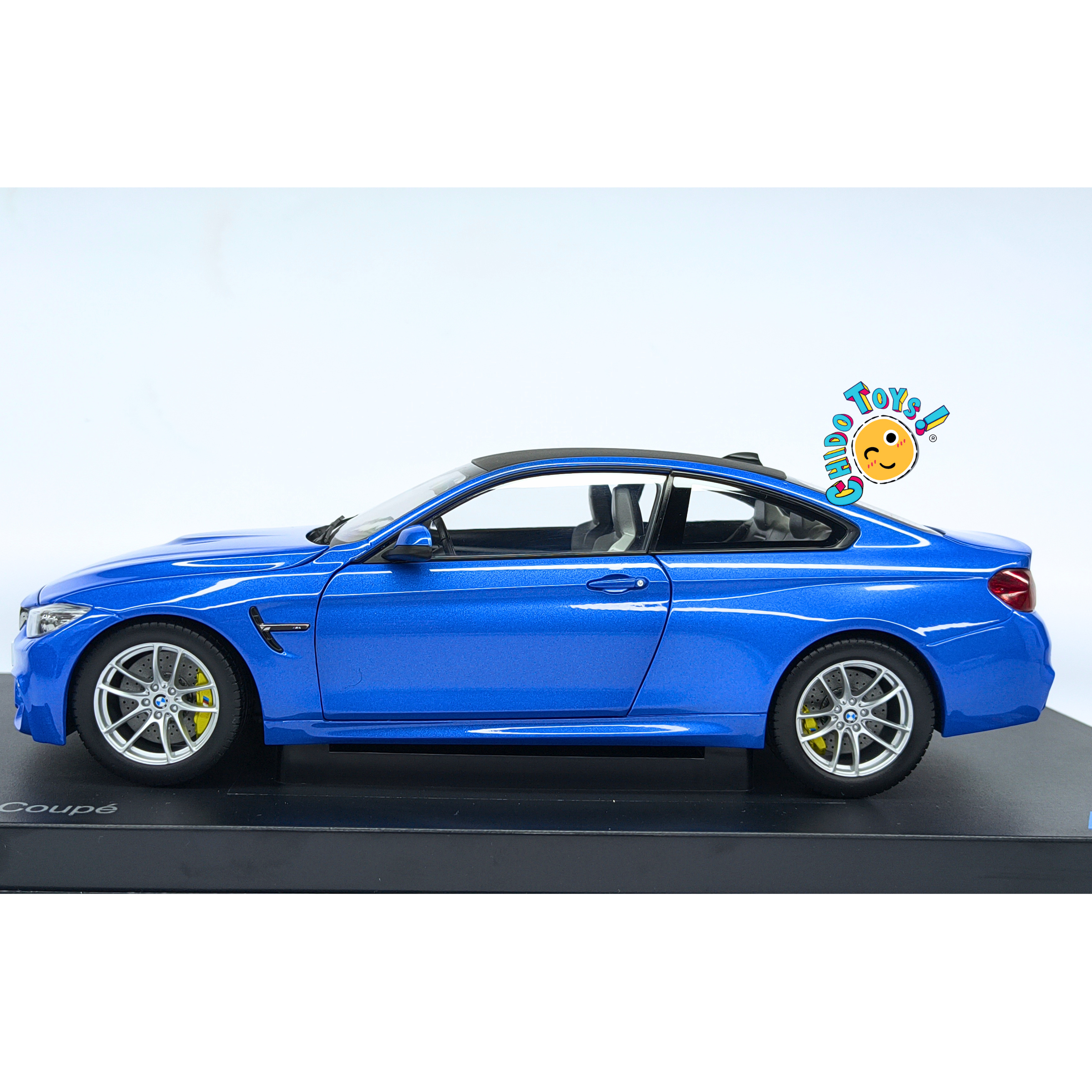 BMW M4 Coupé F82 Dealer Edition Paragon 1:18 Yas Marina Blue con apertura total