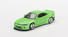 Cargar imagen en el visor de la galería, Auto a escala marca Mini GT modelo Nissan Silvia (S15) Rocket Bunny
