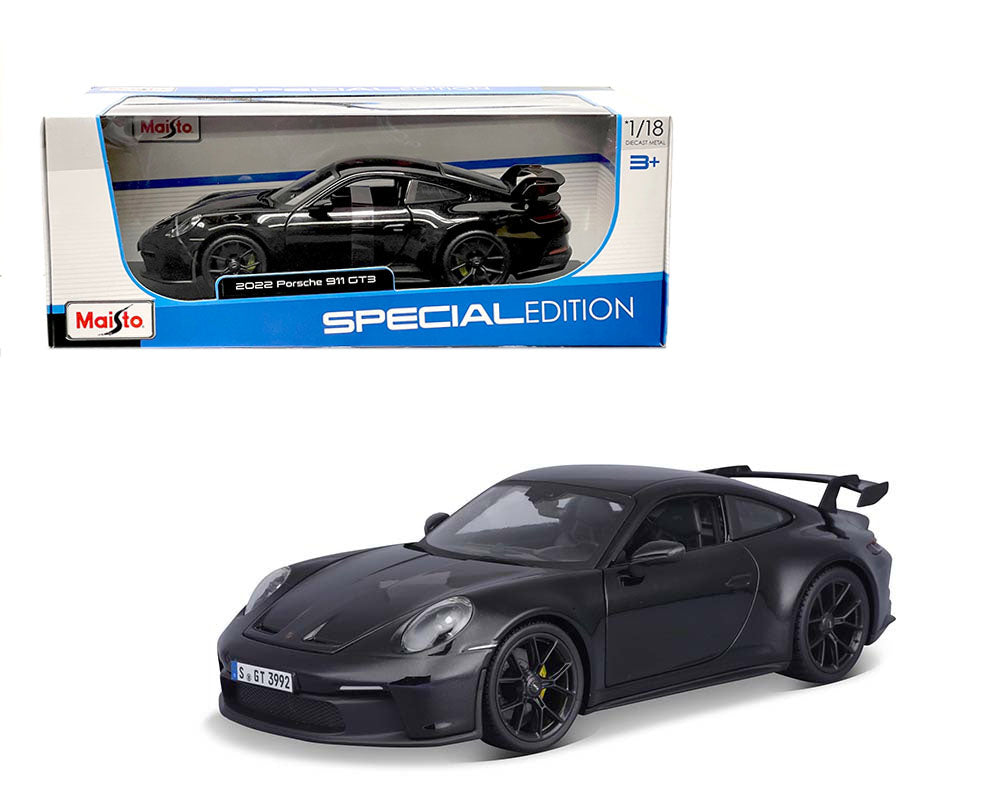 Maisto Porsche 911 GT3 2022 1:18 negro, cuerpo diecast, llantas de goma, cálipers amarillos y apertura de cofre y puertas.