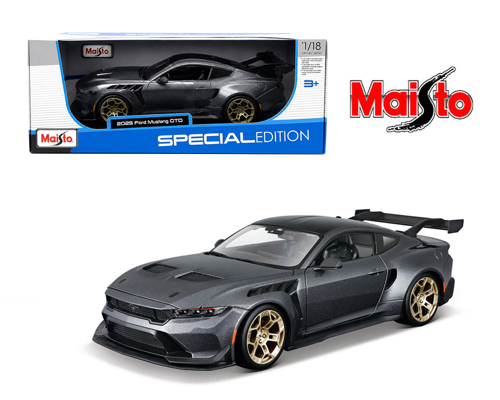 Maisto Ford Mustang GTD 2025 1:18 gris metálico con rines dorados, cofre y puertas abatibles, alerón trasero y llantas de goma.
