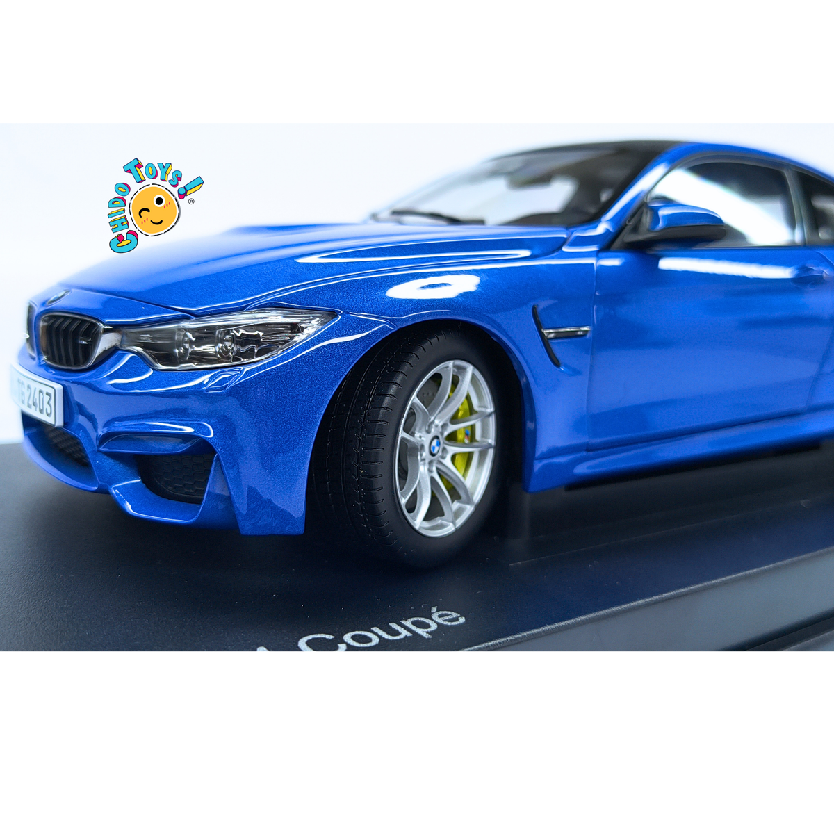 BMW M4 F82 Paragon 1:18 Yas Marina Blue, diecast con apertura total, base y ligas interiores originales sin remover.