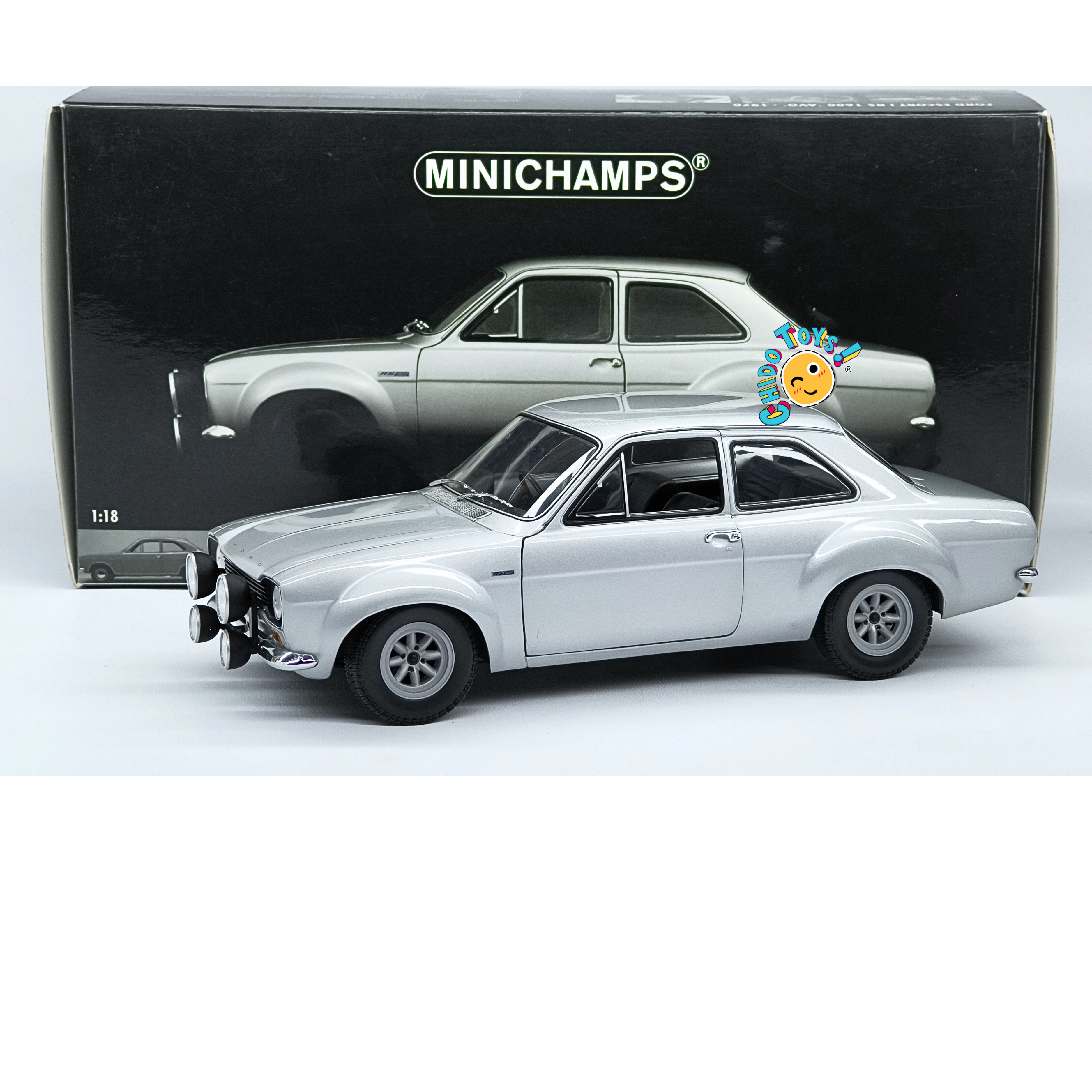 Minichamps Ford Escort RS 1600 FAV 1970 1:18 plata, volante derecho, dirección funcional, puertas y cofre abatibles.