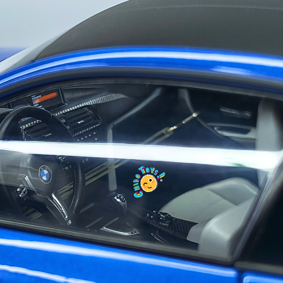 BMW M4 Coupé F82 Dealer Edition Paragon 1:18 Yas Marina Blue con apertura total