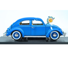 Maisto Volkswagen Beetle 1953 1:18 azul con carrocería diecast, llantas de goma, detalles cromados y elementos con apertura.