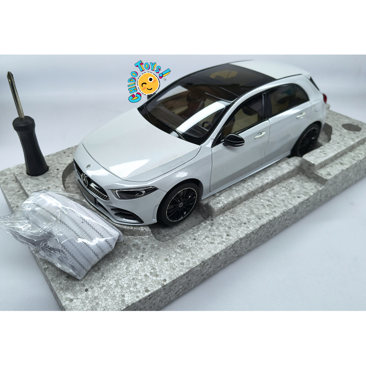 Mercedes-Benz Clase A AMG Line W177 Norev 1:18 Digital White con apertura total