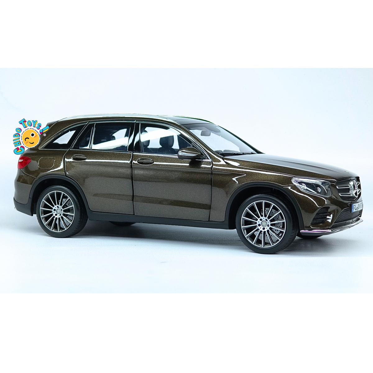Mercedes-Benz GLC Norev 1:18 marrón metálico, con apertura total, interior alfombrado, dirección y suspensión funcionales.