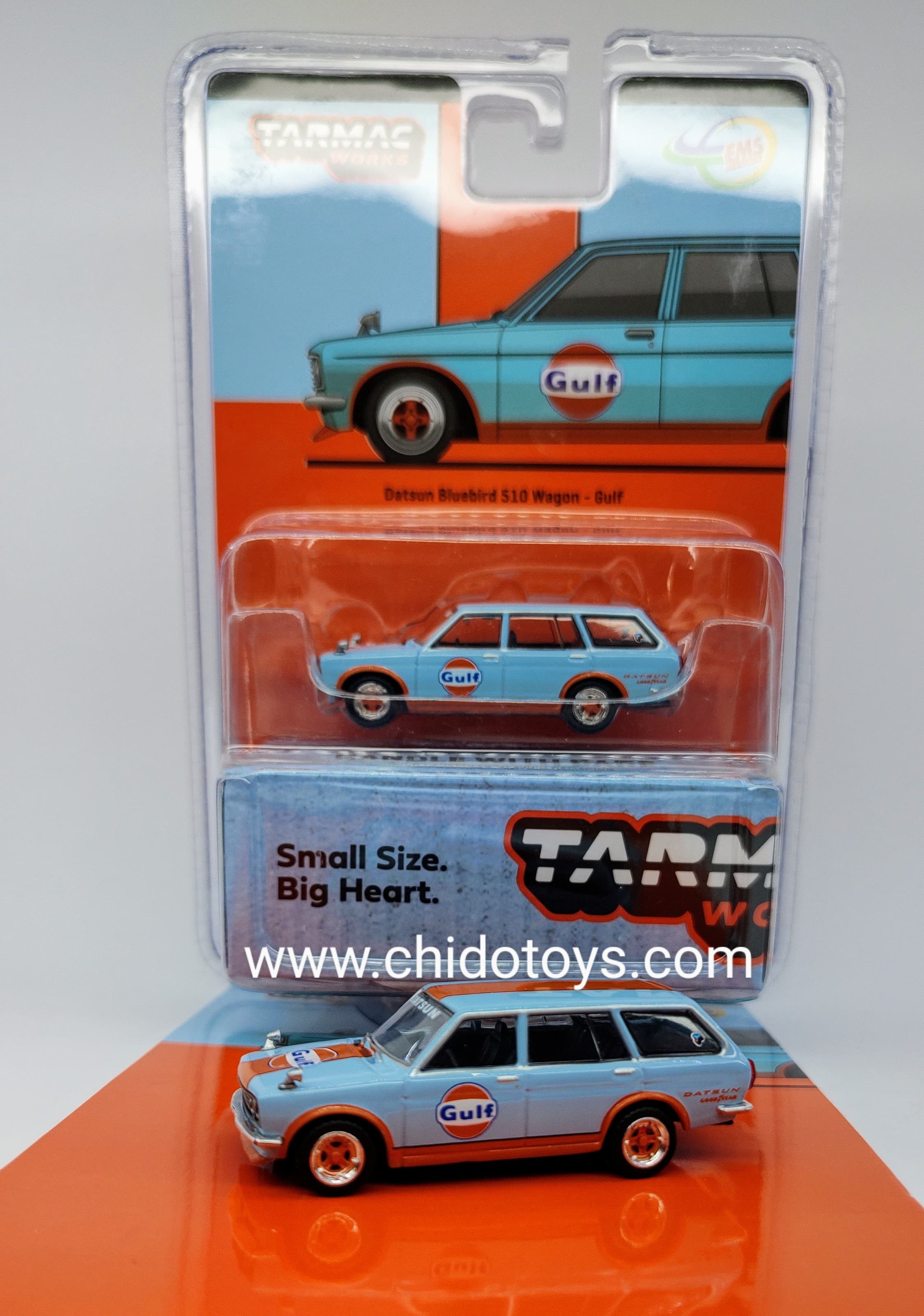 Auto a escala marca Tarmac Works modelo Datsun Bluebird 510 Wagon Gulf
