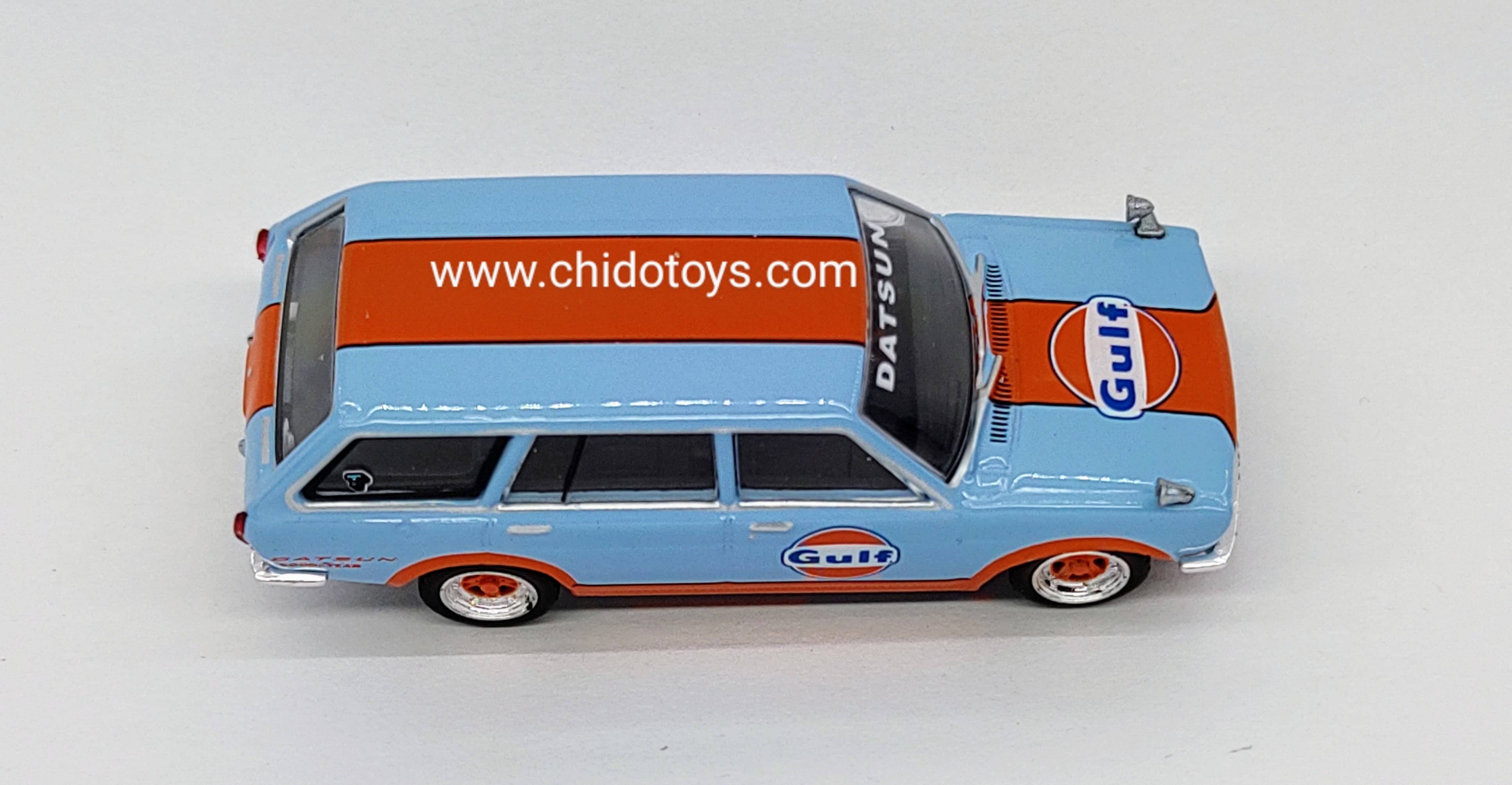 Auto a escala marca Tarmac Works modelo Datsun Bluebird 510 Wagon Gulf