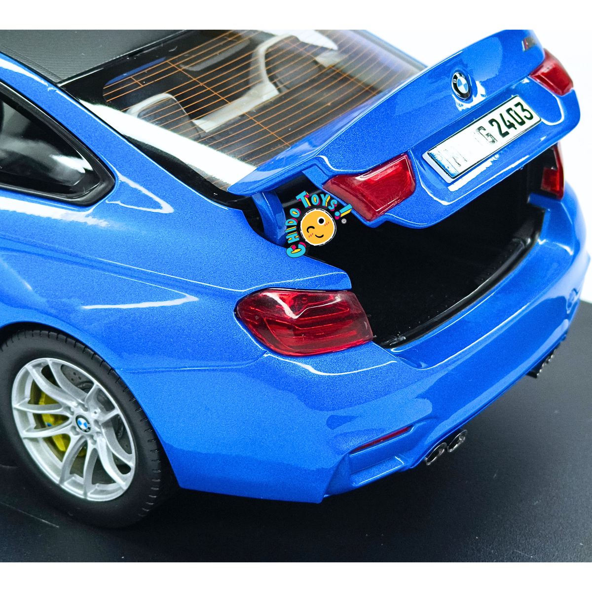 BMW M4 Coupé F82 Dealer Edition Paragon 1:18 Yas Marina Blue con apertura total