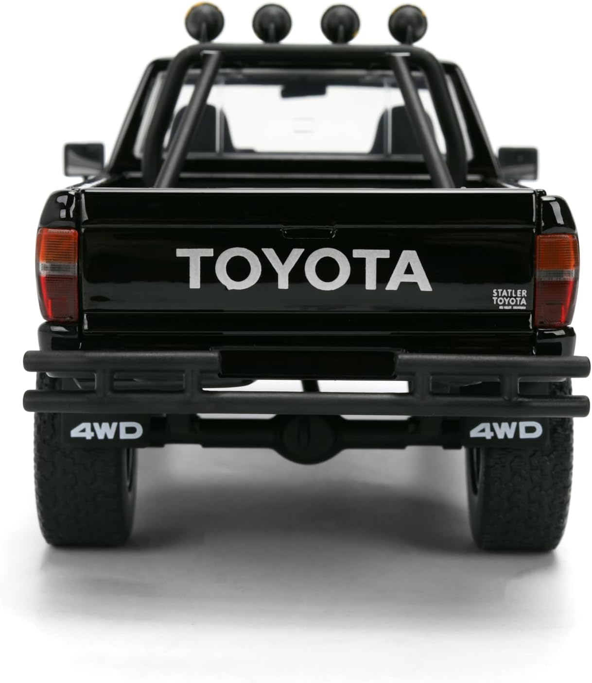Jada Hollywood Rides Toyota SR5 Pickup 1985 1:24 negra con skateboard