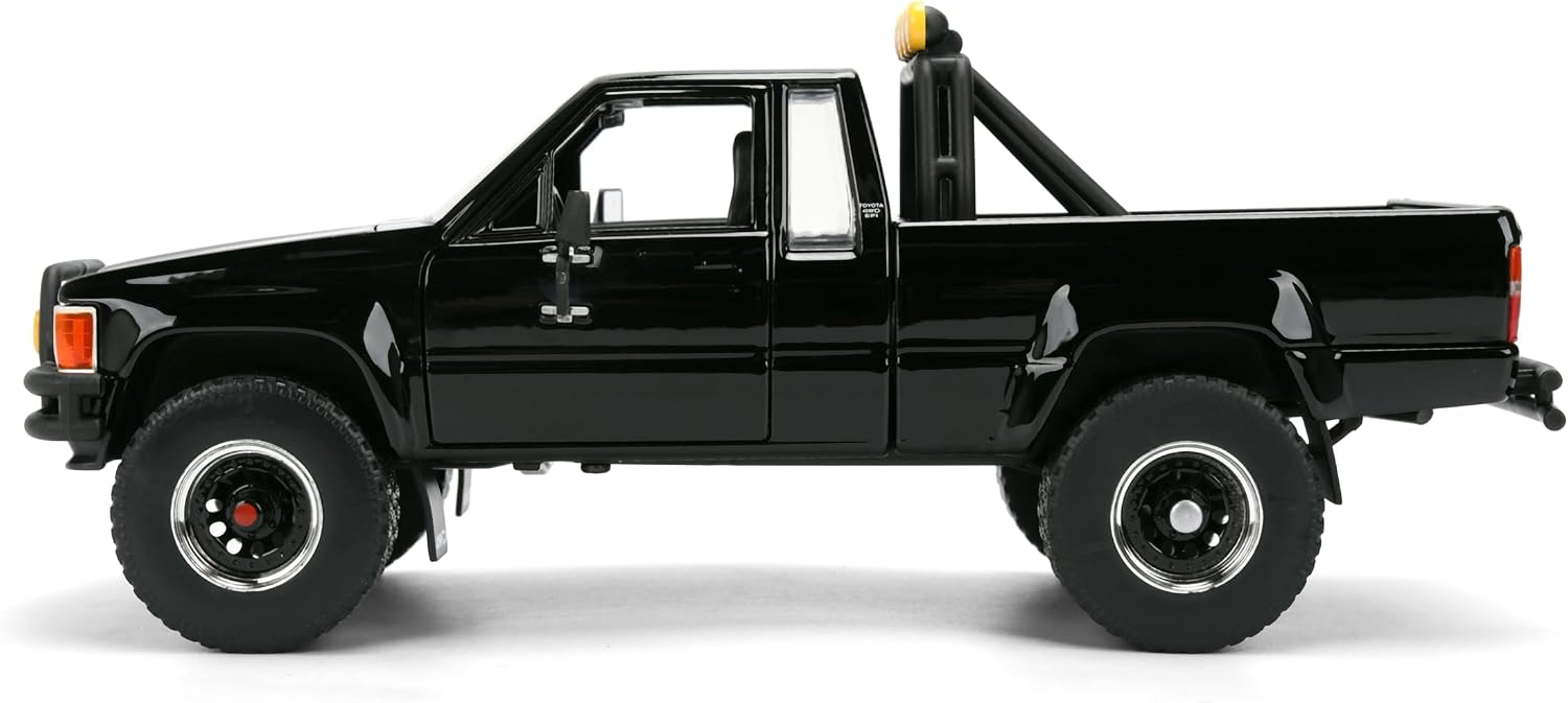 Jada Hollywood Rides Toyota SR5 Pickup 1985 1:24 negra con skateboard