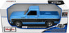 Maisto Chevrolet C10 Cheyenne Super 1970 1:18 azul y negro, con puertas abatibles, rines cromados y llantas de goma.