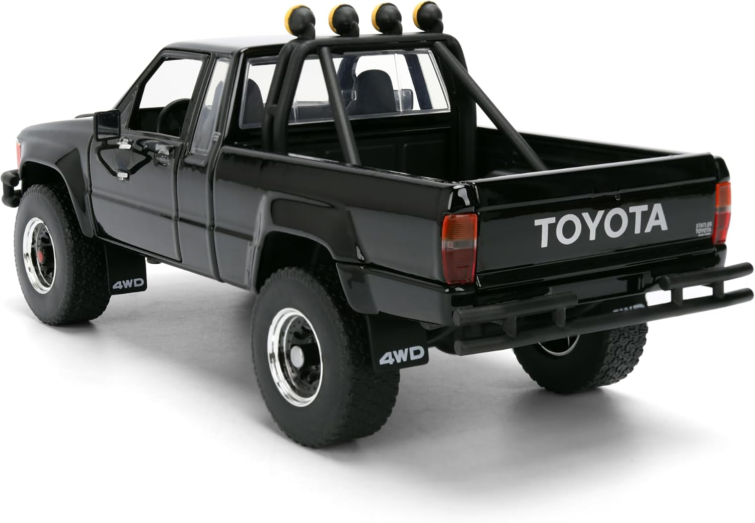Jada Hollywood Rides Toyota SR5 Pickup 1985 1:24 negra con skateboard