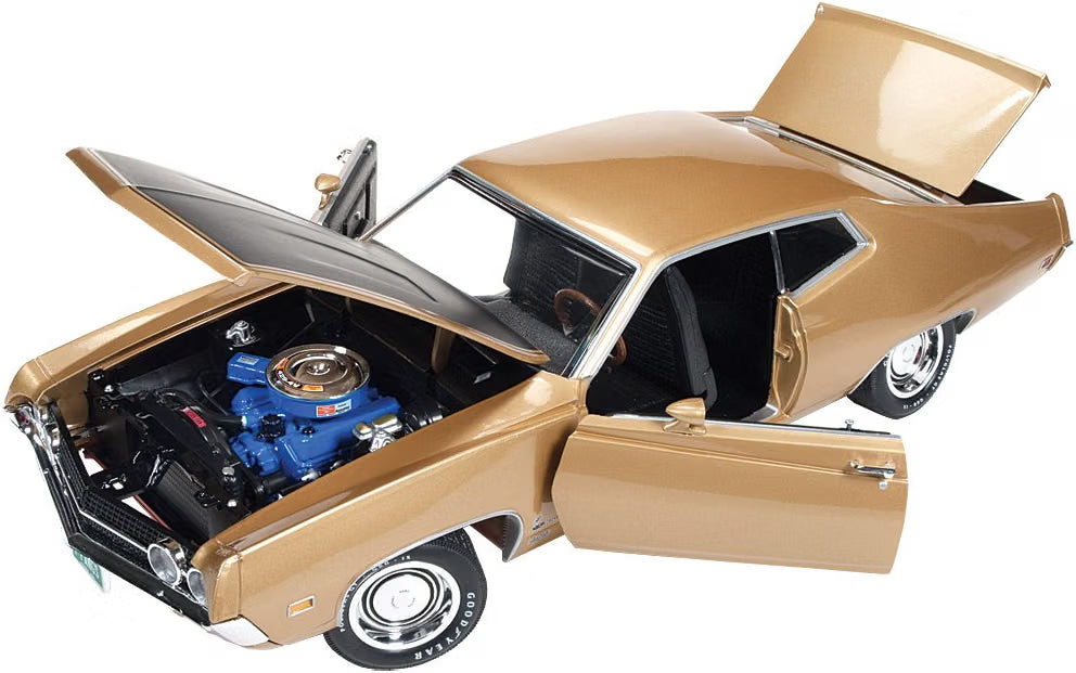 Auto World 1970 Ford Torino Cobra 1:18 Bright Gold Poly caja sellada