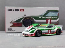 Cargar imagen en el visor de la galería, Auto a escala marca Mini GT modelo Kaido House x Mini GT Fairlady Z Kaido GT V2 Verde con Blanco
