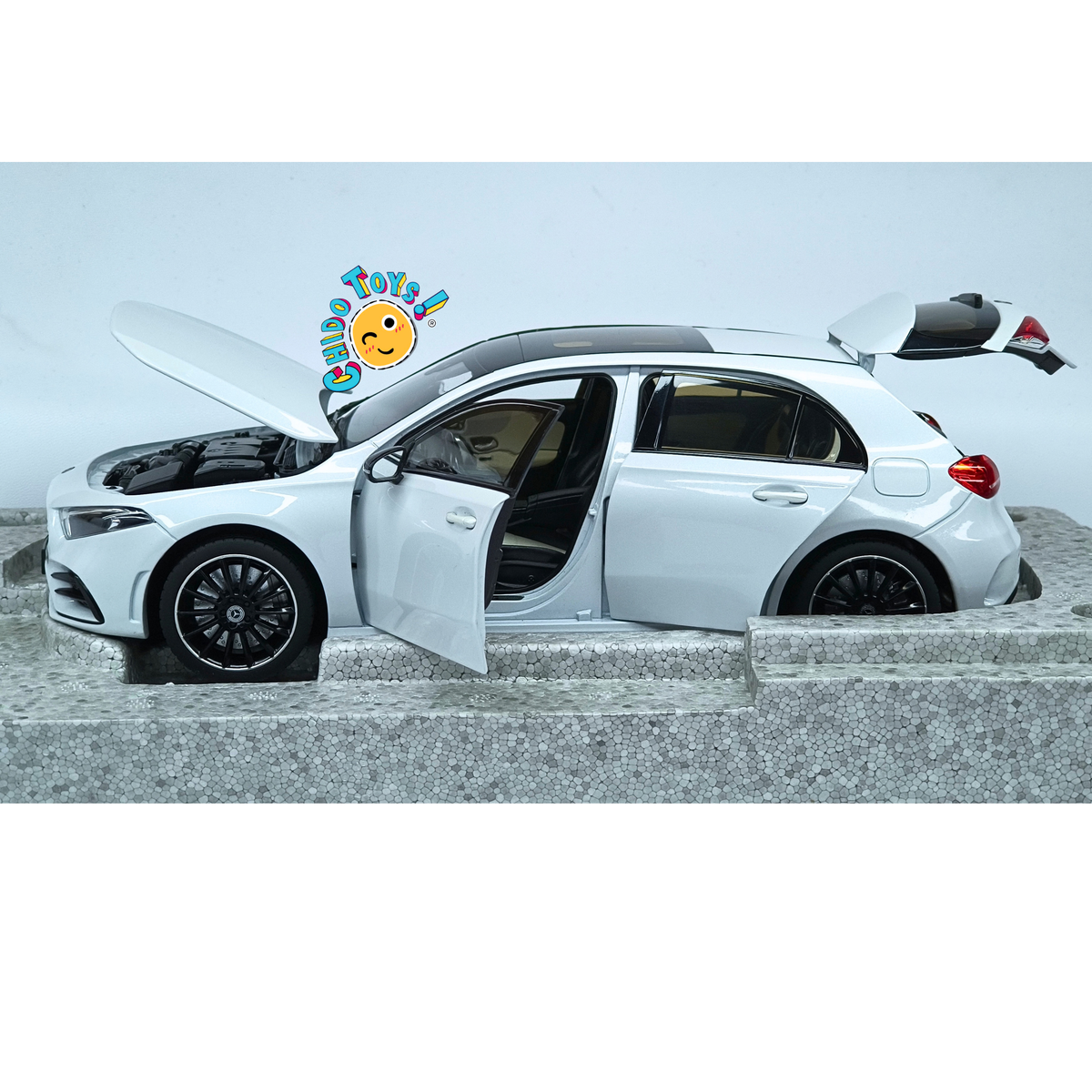 Mercedes-Benz Clase A AMG Line W177 Norev 1:18 Digital White con apertura total