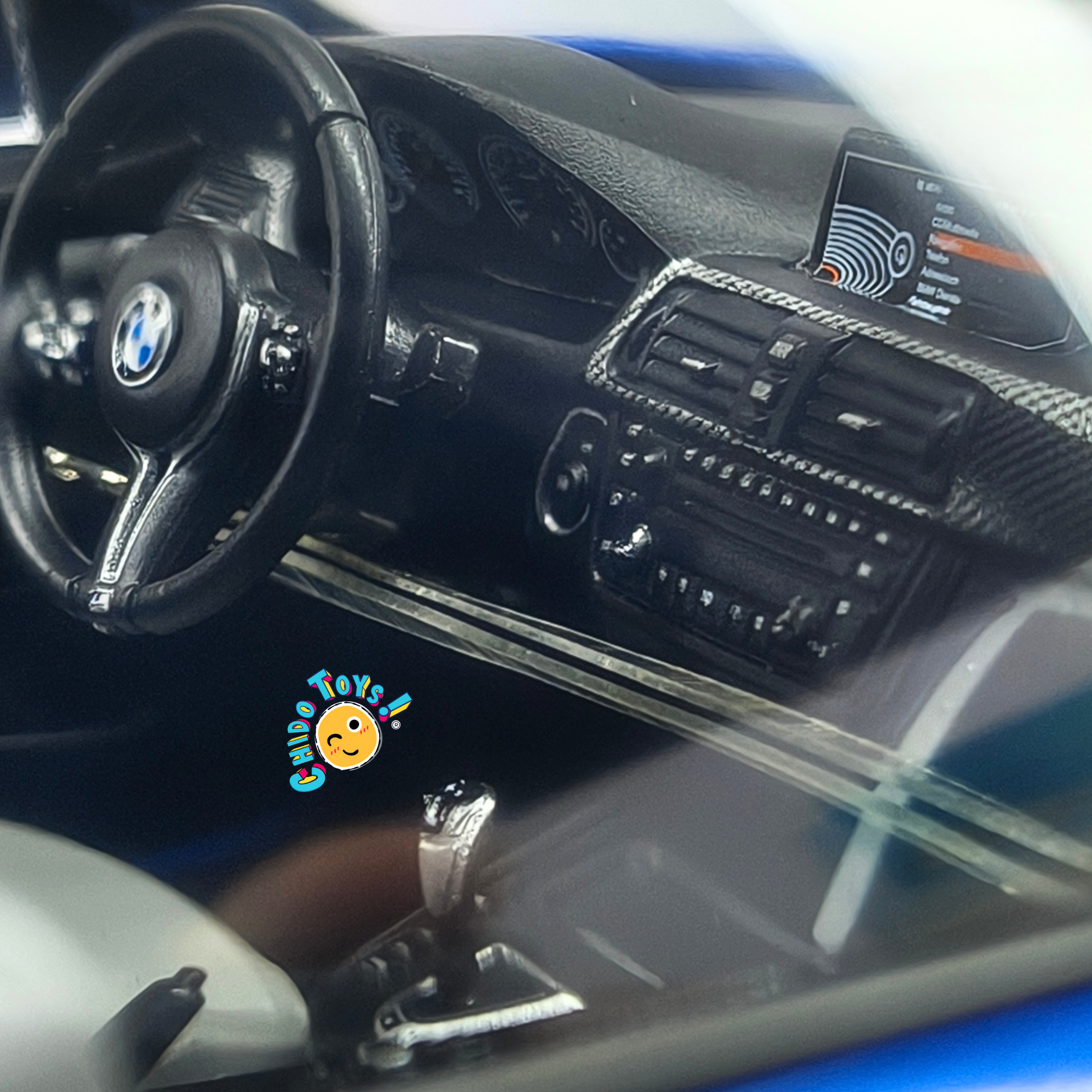 BMW M4 Coupé F82 Dealer Edition Paragon 1:18 Yas Marina Blue con apertura total