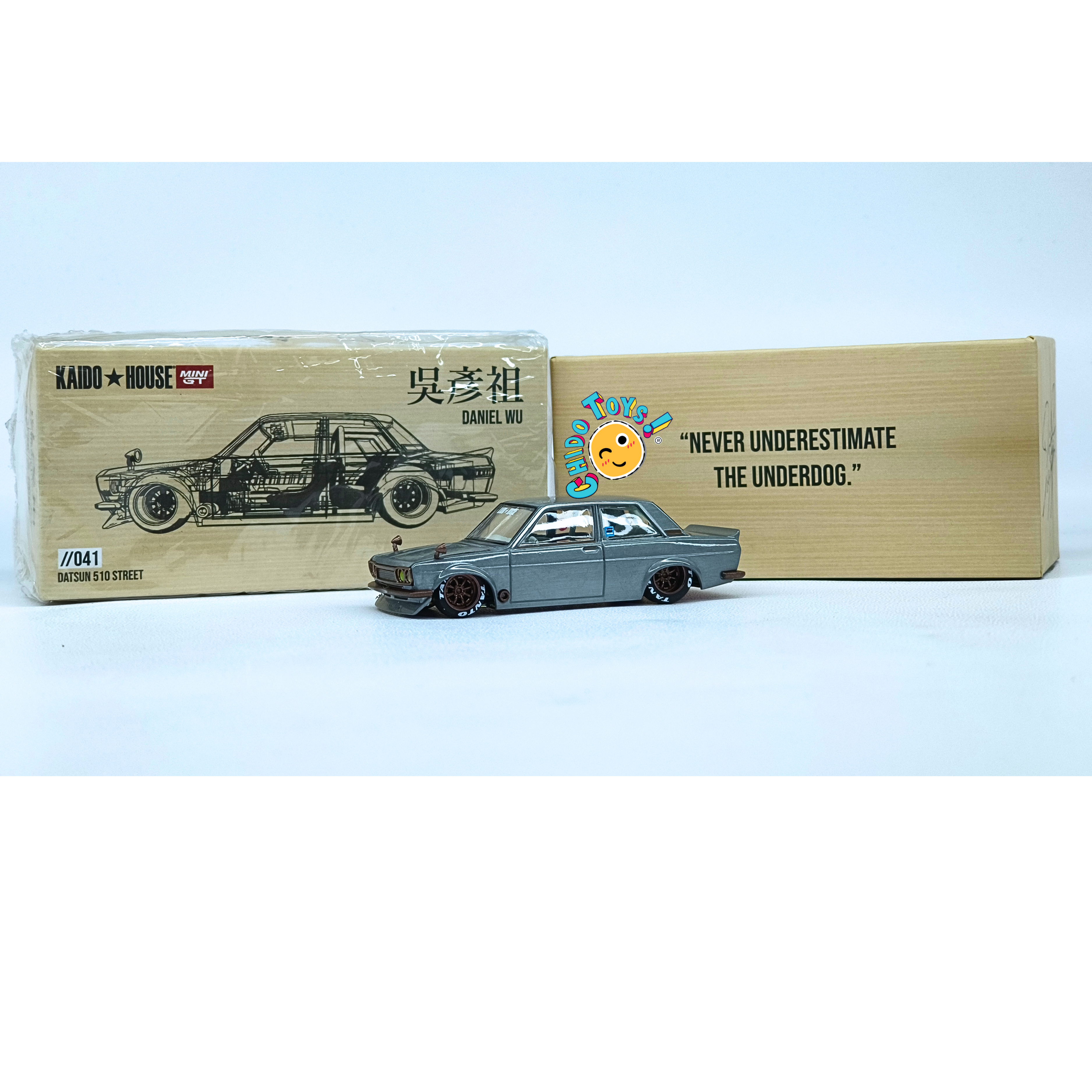 Kaido House Mini GT Datsun 510 Street Daniel Wu CHASE 1:64 gris, rines bronce, llantas de goma y empaque especial
