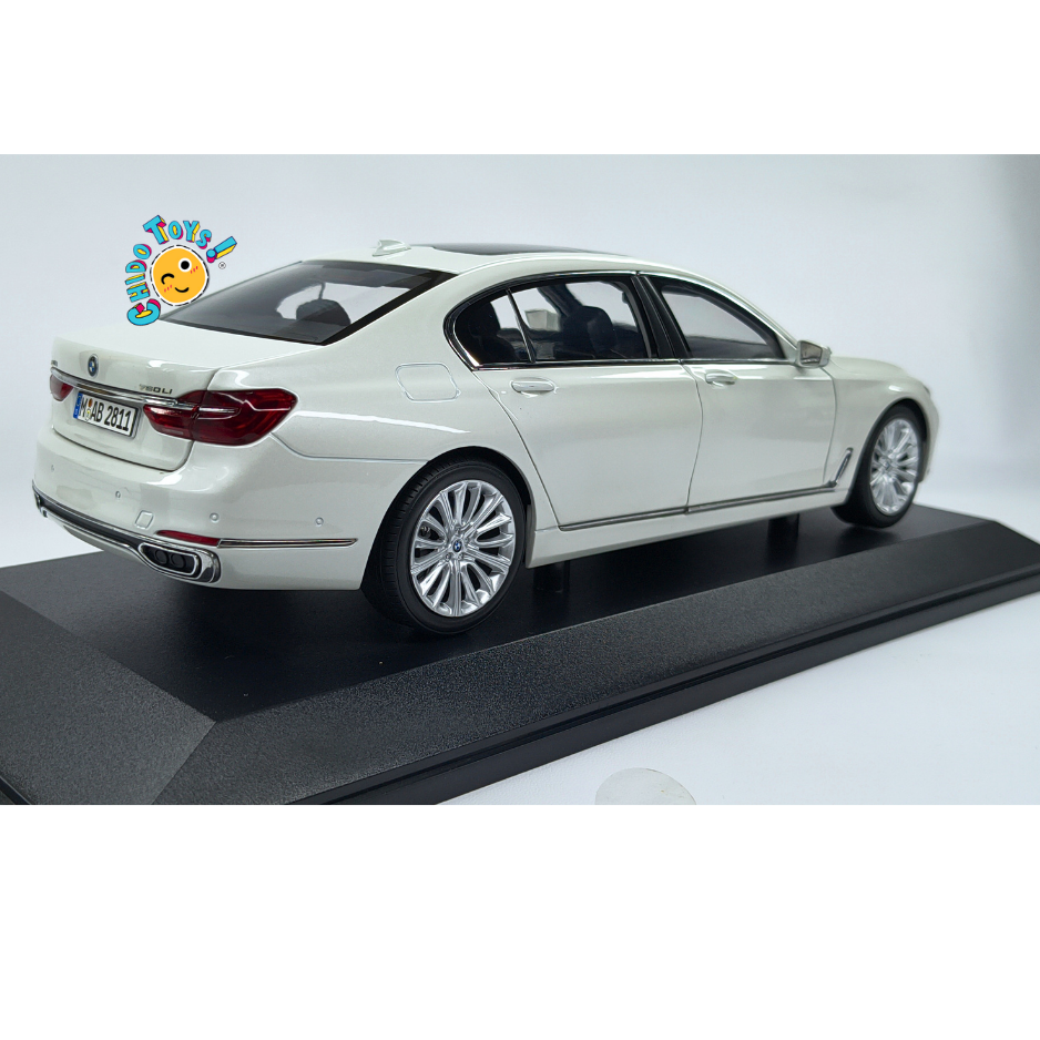 BMW 750Li G12 Dealer Edition Paragon 1:18 Mineral White apertura total