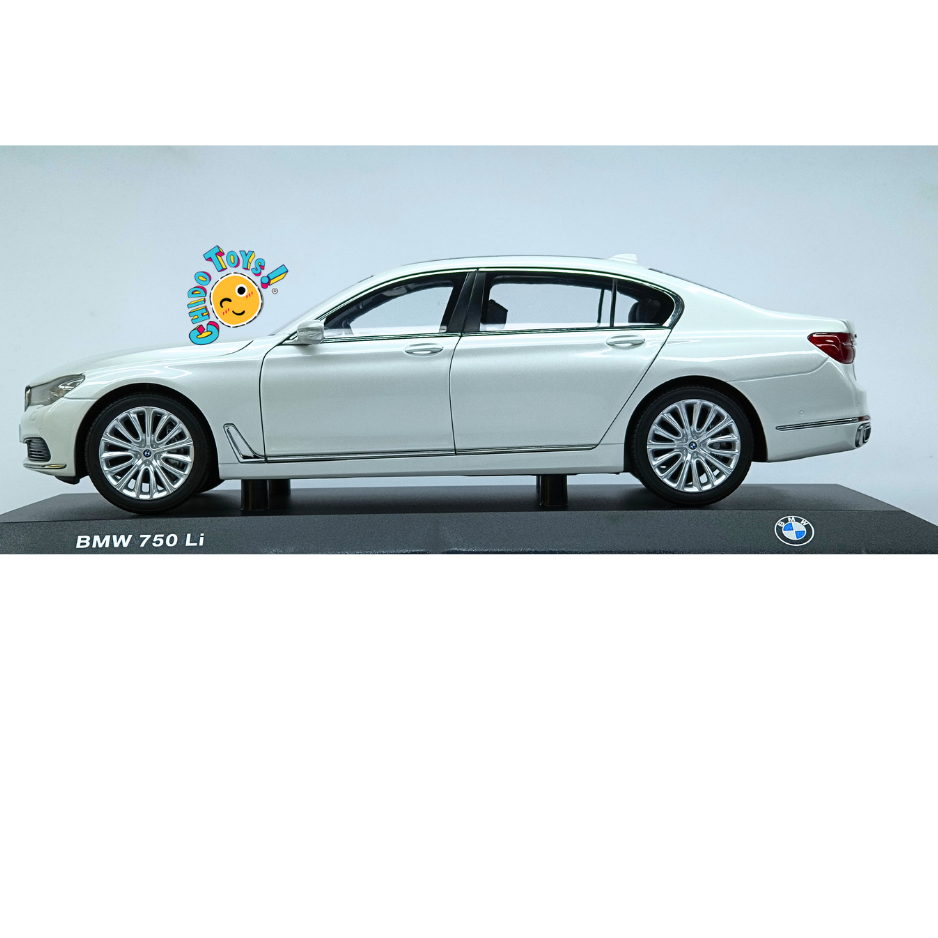 BMW 750Li G12 Dealer Edition Paragon 1:18 Mineral White apertura total