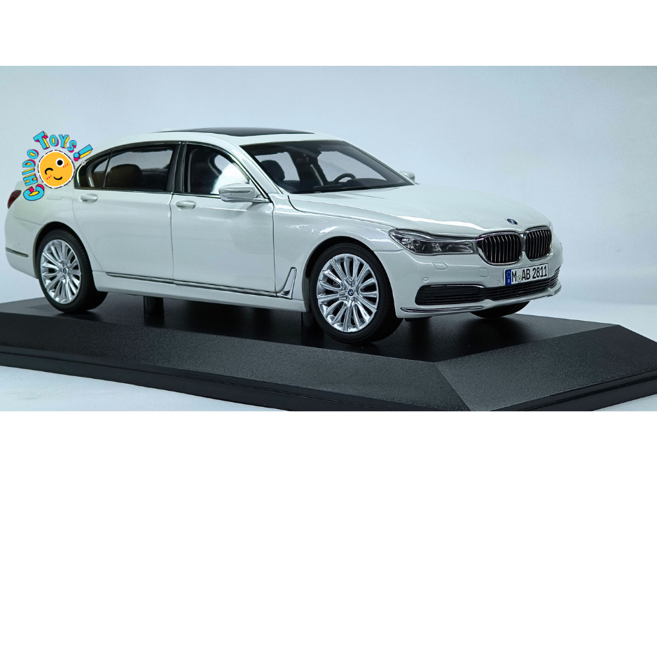 BMW 750Li G12 Paragon 1:18 Mineral White, Dealer Edition con apertura total, techo panorámico y llantas de goma.